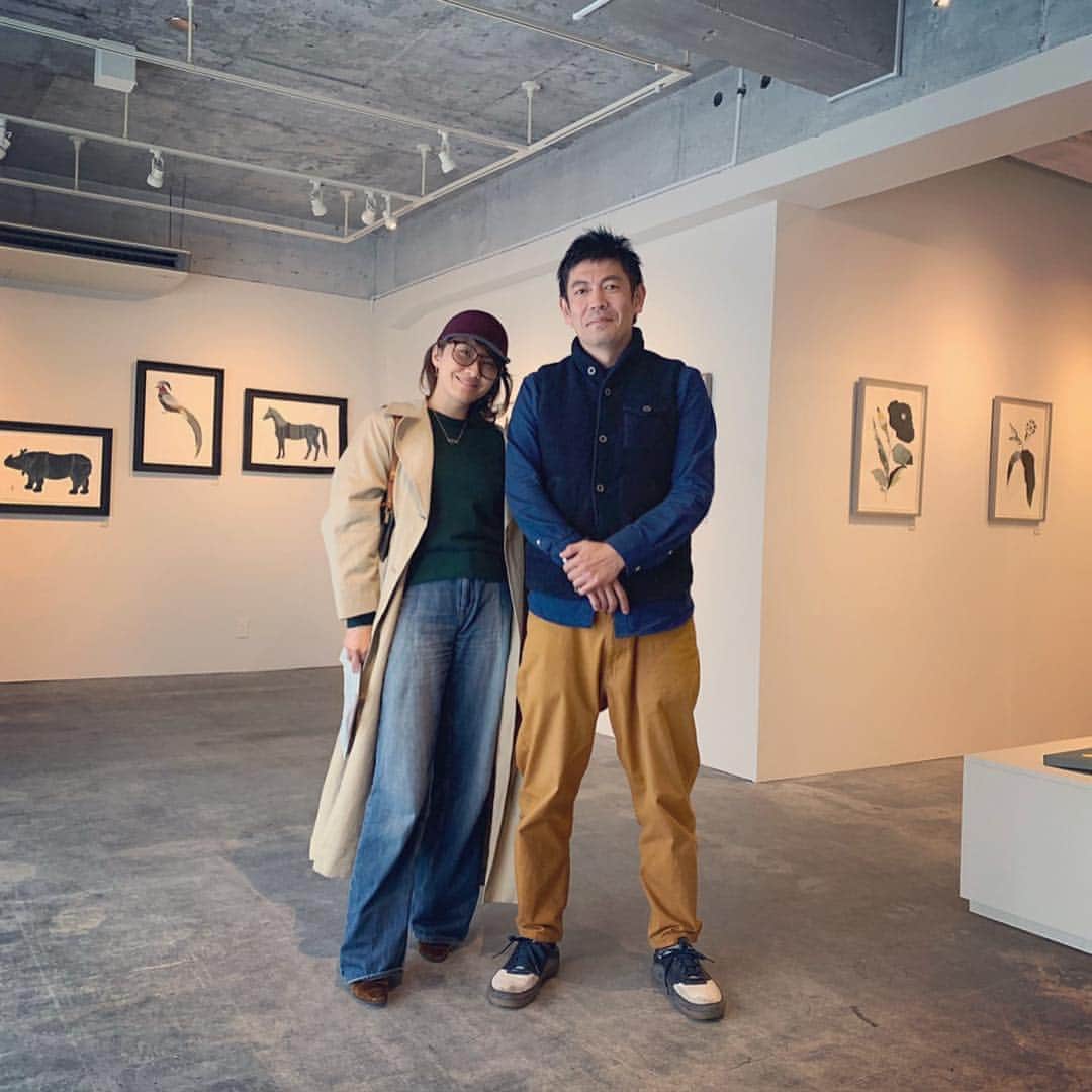 風間ゆみえのインスタグラム：「友人の田中健太郎くんの個展『明明百草』へ  もう本日が最終日となりますが、始まりの日にお伝えしたかった、そんな思いが溢れるほど良かった。 私のスマートフォンで撮る写真では、全く伝えられない、植物や、鳥、動物たち、繊細に囁くような音に耳をすませたくなる。時間があればゆっくりと見ていたい、「光」という最後の一枚の作品はしばらくみていると守られているような温かい気持ちになる、けんちゃんの描くものはすべてに音や温度を感じる。 良い時間でした、ありがとう。  蔵前にある @mizusai_ という画廊です。  @kentaroutanaka  #yumie_k_style」