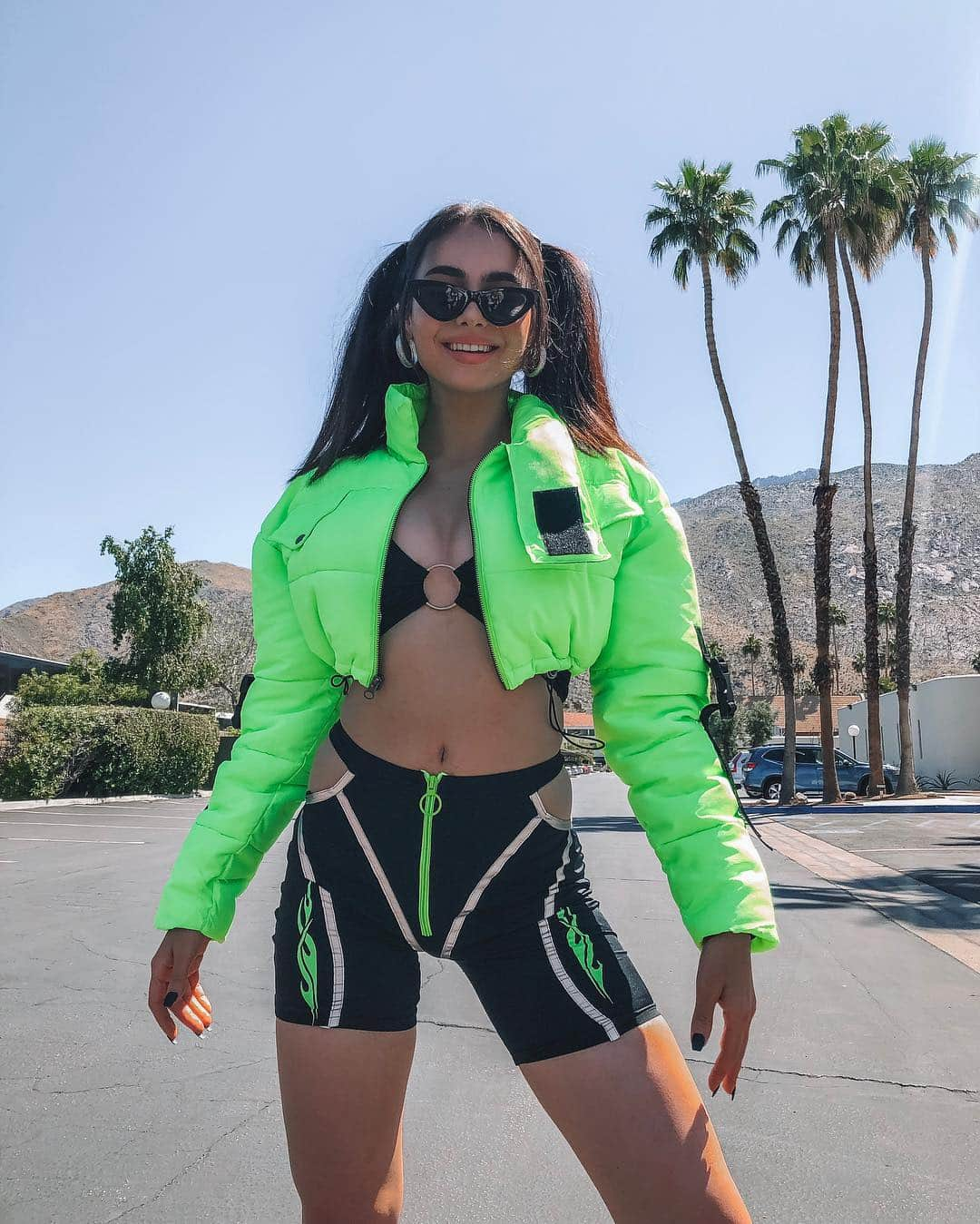 Beginning Boutiqueさんのインスタグラム写真 - (Beginning BoutiqueInstagram)「Desert babe 🌴 @aubribrag ready for day two of coachella in our Toxic Cropped Puffer Jacket & Sphynx Cycle Shorts Black & Green!」4月14日 11時27分 - beginningboutique