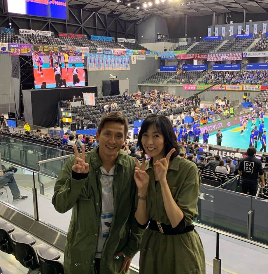 福西崇史さんのインスタグラム写真 - (福西崇史Instagram)「。 新生V.league 女子決勝第2戦🏐。 女子バレーレジェンド達🏐✨ 。 優勝を争う緊迫した試合って気持ちが伝わってくる✨✨✨ 。  #竹下佳江 #福西崇史 #狩野舞子 #大林素子 #久光製薬スプリングス #東レアローズ #バレーボール #volleyball #ファイナル #優勝の決まる1戦 #ゴールデンセットまでもつれこむ #東レの勢い #久光の女王の貫禄 #ここぞの集中力 #どのスポーツも同じ #違うリーグも見る #nhk #dazn #instagood #instaphoto」4月14日 11時27分 - takashi_fukunishi