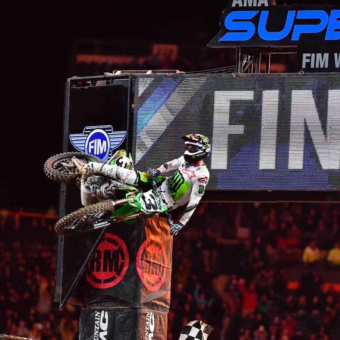 モンスターエナジーさんのインスタグラム写真 - (モンスターエナジーInstagram)「Huge hometown win for @elitomac tonight at @monsterenergy @supercrosslive in the 450SX main event with @adamcianciarulo extending his points lead by 8 with a 250SX win! #MonsterEnergy #SupercrossLIVE #DropTheGate」4月14日 11時37分 - monsterenergy