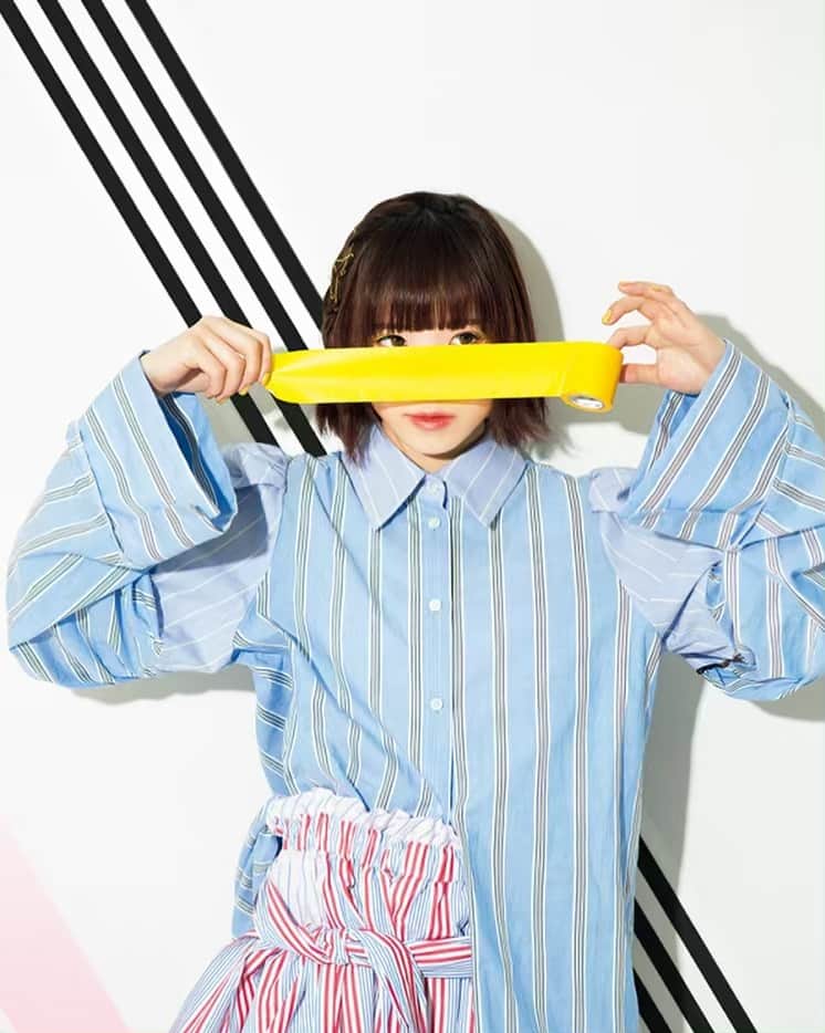 のインスタグラム：「.﻿ ﻿ #stripe﻿ ﻿ BiSH、アユニ・D改造計画。﻿ ﻿ 様々なファッションに挑戦して﻿ そのファッションを勉強する連載企画、﻿ ファッションセンスありすぎて困るマンへの道！﻿ ﻿ 第5回は、今期のトレンドでもある﻿ ストライプを用いた﻿ オーバーサイズのシャツスタイルに挑戦🇺🇸﻿ ﻿ ﻿ bis5月号の本誌では﻿ アユニ・Dちゃんが﻿ 4月から始めたいことを教えてくれました。﻿ そちらもぜひチェックしてね❤︎﻿ ﻿ ﻿ ﻿ #bish #アユニd #ファッション #ストライプ﻿ #ファッションセンスありすぎて困るマンへの道﻿ #トレンド #オーバーサイズ #シャツコーデ﻿ ﻿」