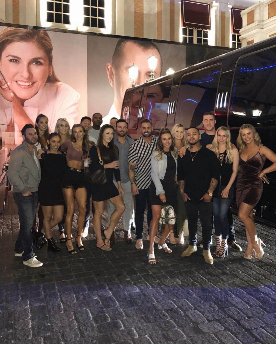 Janna Breslinさんのインスタグラム写真 - (Janna BreslinInstagram)「Met some incredible people and athletes this weekend. You really never know what to expect when you hang out with others that are seen everyday by thousands or even millions of supporters. But after this weekend, for me, “inspired” is an understatement. Seriously the most amazing humans that aren’t afraid to get after their goals, are so humble about their success, and that I can now call friends. So happy to be apart of team @livbody 🙌🏻💙 this family!! Recognize anyone?? 🤓」4月14日 11時38分 - jannabreslin