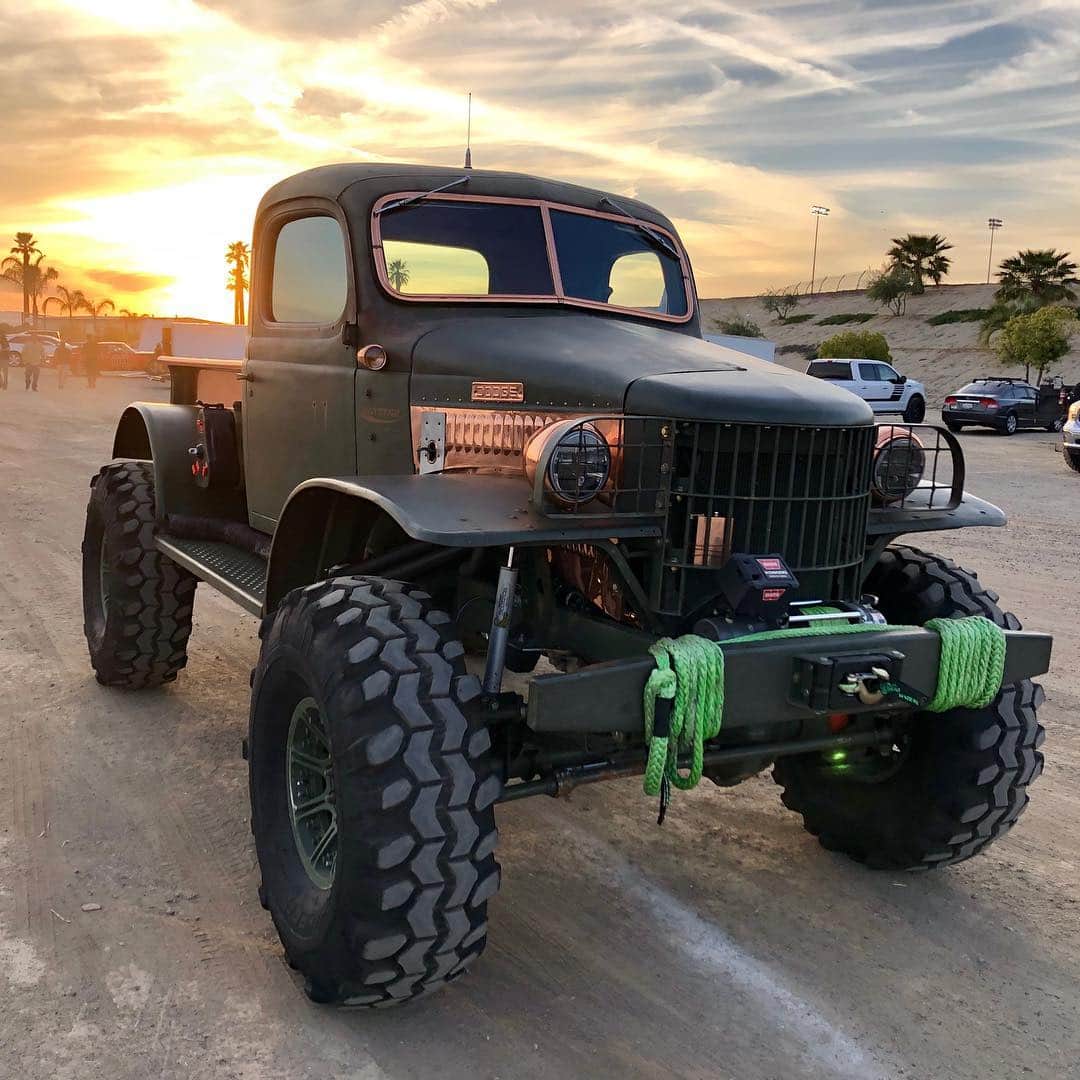 Classics Dailyさんのインスタグラム写真 - (Classics DailyInstagram)「The @daystarproducts Bootlegger riding off into the sunset after an amazing day with @keystoneautomotiveoperations at the @musclekingz_show Bakersfield.」4月14日 11時38分 - classicsdaily
