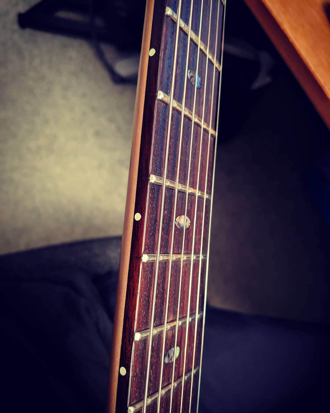 ハーマン・リさんのインスタグラム写真 - (ハーマン・リInstagram)「Not sure if it shows on photo. But looking at my strings... the notes in key, those parts of the strings are redish/brown. The notes out of key, those parts of the strings are sparkling clean. That's because I just finished playing solos on this one song for over 3 hours! 😜  Actually, I simply needed to tell someone I just finished recording a killer solo! Blablabla!」4月14日 11時47分 - hermanli