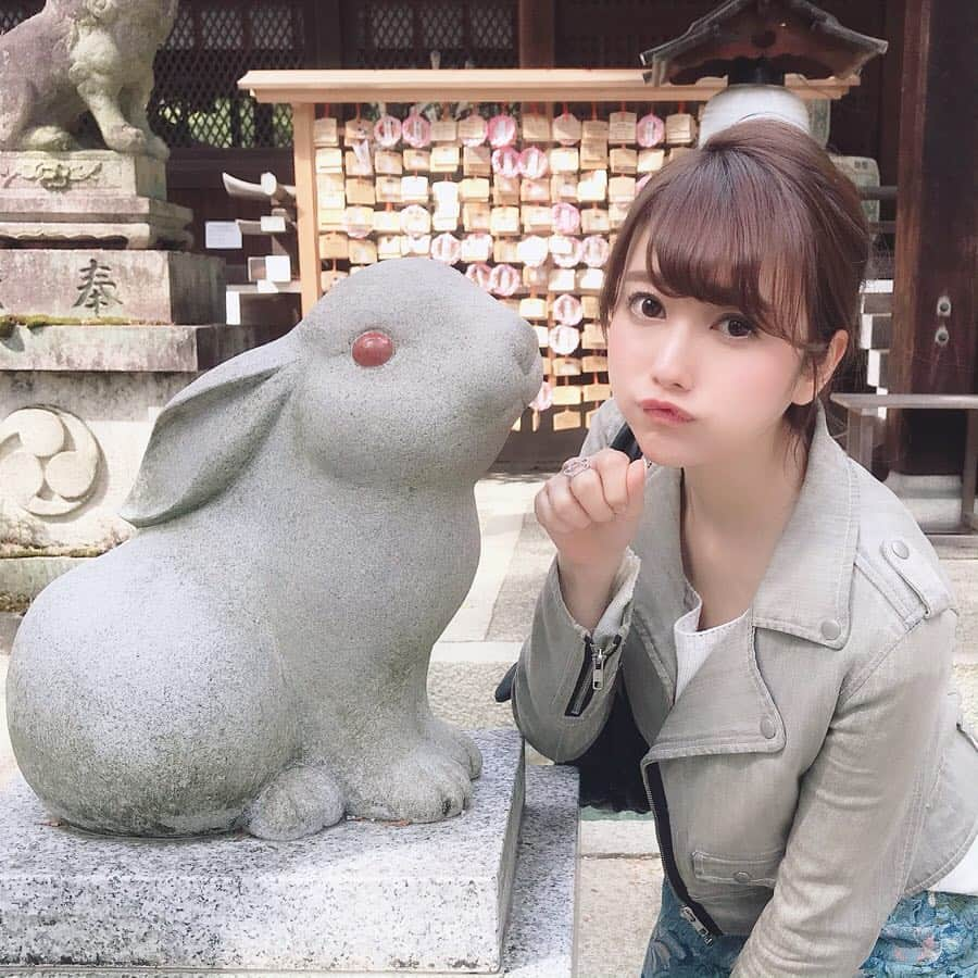 佐倉知里さんのインスタグラム写真 - (佐倉知里Instagram)「うさぎさん神社🐇💓 にテンション上がって思わずぶりっこ🐰笑 偶然にも石色でおそろい🐰🐰 . 沢山並んでるこの子達はおみくじでした🥰 かんわいいぃ♡ , うさぎが小さいときから大好きでうさぎグッズみるとついつい買っちゃう。親も買ってくる。 ふらっと入ったお店でかわいすぎるおちょこもゲット🐇 飲みながら目が合うの🥺使うの楽しみ💕 . . #岡崎神社#うさぎみくじ#うさぎ神社#弾丸京都#ぴょんぴょこぴょん#卯年#🐇」4月14日 11時38分 - chisa_tiara