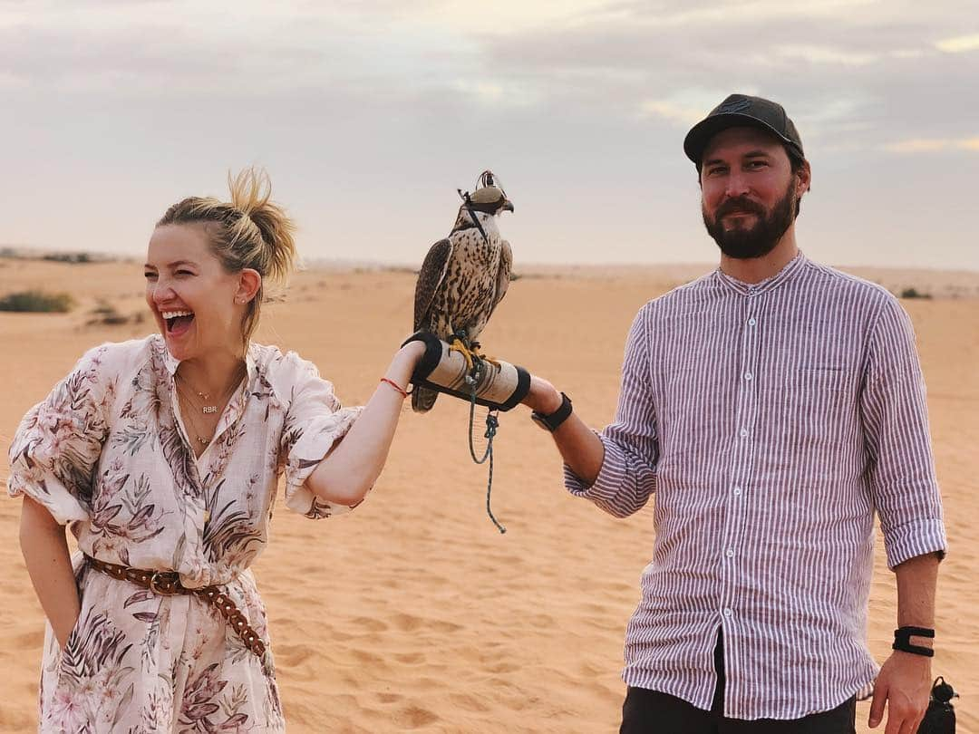 ケイト・ハドソンさんのインスタグラム写真 - (ケイト・ハドソンInstagram)「Watched this beauty fly #Dubai #Falconry @swimswammyslippyslappy」4月14日 11時40分 - katehudson