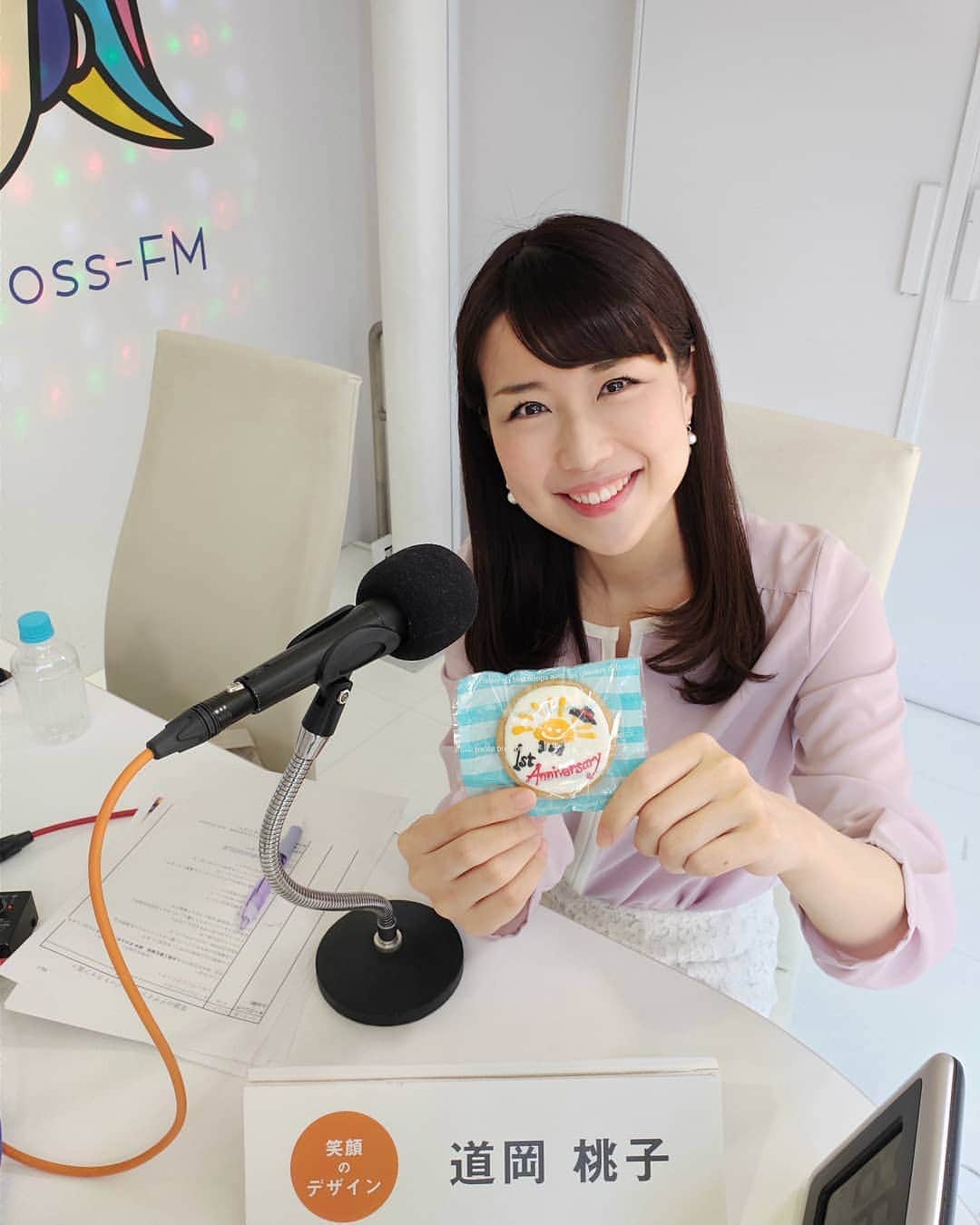 道岡桃子さんのインスタグラム写真 - (道岡桃子Instagram)「ラジオも５ヶ月目に突入！ . 今回は大熊工業広報室の植木さん＆郷さんにお越しいただきました。オンエアでもご紹介した「試住会（しじゅうかい）」予約をすれば、カジャデザインの実際のお家に１時間だけ住めるんです！コーヒーを飲んだりハンモックに揺られたり、試しに住めるってすごくないですか！？ . そうそう、このラジオが始まってから、人の家を見学するのが好きになりました。自宅ってその人の究極のプライベートだし、本棚とか趣味嗜好が表れていて、なんか…いい♡ 数学の本とかあると萌えます（笑） . 皆さんは自宅のこだわりとかありますか？ 私は、天井の高いお家に住めたらな〜と憧れます。 . P.S.持っているのは大熊工業が運営する、子ども食堂の1周年記念クッキーです♪ . . #渋谷区 #渋谷 #クッキー #子ども食堂 #こども食堂 #カジャデザイン #大熊工業 #建築 #建築デザイン #インテリア #アナウンサー #パーソナリティ #ラジオ #tokyo #shibuya #fm #house #interior #radio」4月14日 11時44分 - momoko_ana