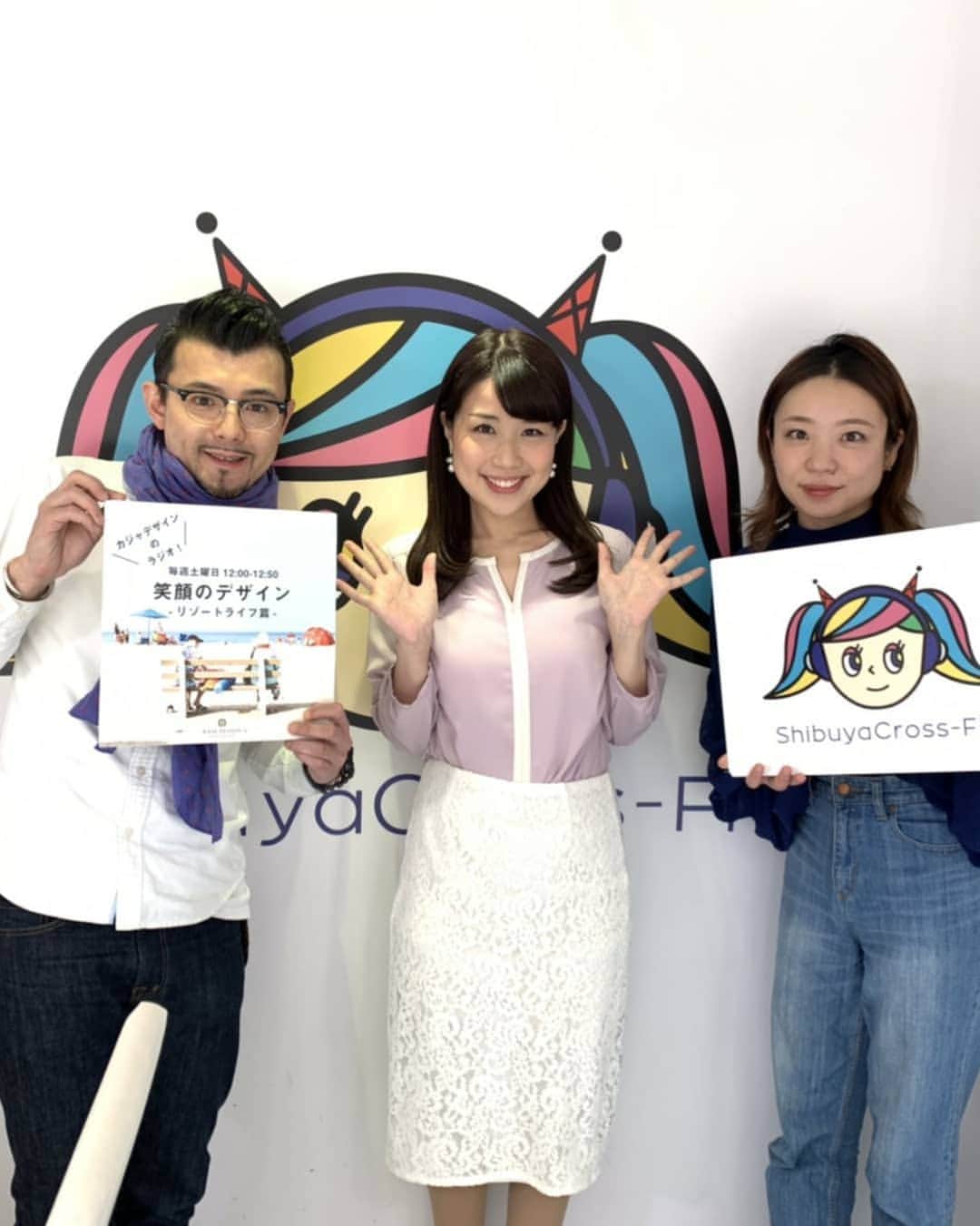 道岡桃子さんのインスタグラム写真 - (道岡桃子Instagram)「ラジオも５ヶ月目に突入！ . 今回は大熊工業広報室の植木さん＆郷さんにお越しいただきました。オンエアでもご紹介した「試住会（しじゅうかい）」予約をすれば、カジャデザインの実際のお家に１時間だけ住めるんです！コーヒーを飲んだりハンモックに揺られたり、試しに住めるってすごくないですか！？ . そうそう、このラジオが始まってから、人の家を見学するのが好きになりました。自宅ってその人の究極のプライベートだし、本棚とか趣味嗜好が表れていて、なんか…いい♡ 数学の本とかあると萌えます（笑） . 皆さんは自宅のこだわりとかありますか？ 私は、天井の高いお家に住めたらな〜と憧れます。 . P.S.持っているのは大熊工業が運営する、子ども食堂の1周年記念クッキーです♪ . . #渋谷区 #渋谷 #クッキー #子ども食堂 #こども食堂 #カジャデザイン #大熊工業 #建築 #建築デザイン #インテリア #アナウンサー #パーソナリティ #ラジオ #tokyo #shibuya #fm #house #interior #radio」4月14日 11時44分 - momoko_ana