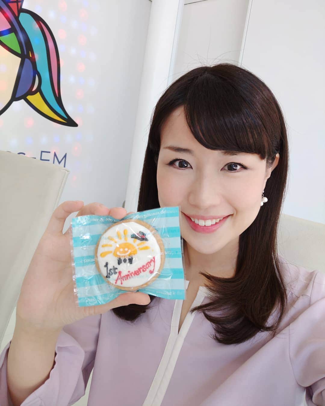 道岡桃子さんのインスタグラム写真 - (道岡桃子Instagram)「ラジオも５ヶ月目に突入！ . 今回は大熊工業広報室の植木さん＆郷さんにお越しいただきました。オンエアでもご紹介した「試住会（しじゅうかい）」予約をすれば、カジャデザインの実際のお家に１時間だけ住めるんです！コーヒーを飲んだりハンモックに揺られたり、試しに住めるってすごくないですか！？ . そうそう、このラジオが始まってから、人の家を見学するのが好きになりました。自宅ってその人の究極のプライベートだし、本棚とか趣味嗜好が表れていて、なんか…いい♡ 数学の本とかあると萌えます（笑） . 皆さんは自宅のこだわりとかありますか？ 私は、天井の高いお家に住めたらな〜と憧れます。 . P.S.持っているのは大熊工業が運営する、子ども食堂の1周年記念クッキーです♪ . . #渋谷区 #渋谷 #クッキー #子ども食堂 #こども食堂 #カジャデザイン #大熊工業 #建築 #建築デザイン #インテリア #アナウンサー #パーソナリティ #ラジオ #tokyo #shibuya #fm #house #interior #radio」4月14日 11時44分 - momoko_ana