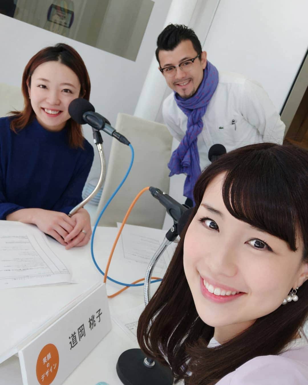 道岡桃子さんのインスタグラム写真 - (道岡桃子Instagram)「ラジオも５ヶ月目に突入！ . 今回は大熊工業広報室の植木さん＆郷さんにお越しいただきました。オンエアでもご紹介した「試住会（しじゅうかい）」予約をすれば、カジャデザインの実際のお家に１時間だけ住めるんです！コーヒーを飲んだりハンモックに揺られたり、試しに住めるってすごくないですか！？ . そうそう、このラジオが始まってから、人の家を見学するのが好きになりました。自宅ってその人の究極のプライベートだし、本棚とか趣味嗜好が表れていて、なんか…いい♡ 数学の本とかあると萌えます（笑） . 皆さんは自宅のこだわりとかありますか？ 私は、天井の高いお家に住めたらな〜と憧れます。 . P.S.持っているのは大熊工業が運営する、子ども食堂の1周年記念クッキーです♪ . . #渋谷区 #渋谷 #クッキー #子ども食堂 #こども食堂 #カジャデザイン #大熊工業 #建築 #建築デザイン #インテリア #アナウンサー #パーソナリティ #ラジオ #tokyo #shibuya #fm #house #interior #radio」4月14日 11時44分 - momoko_ana