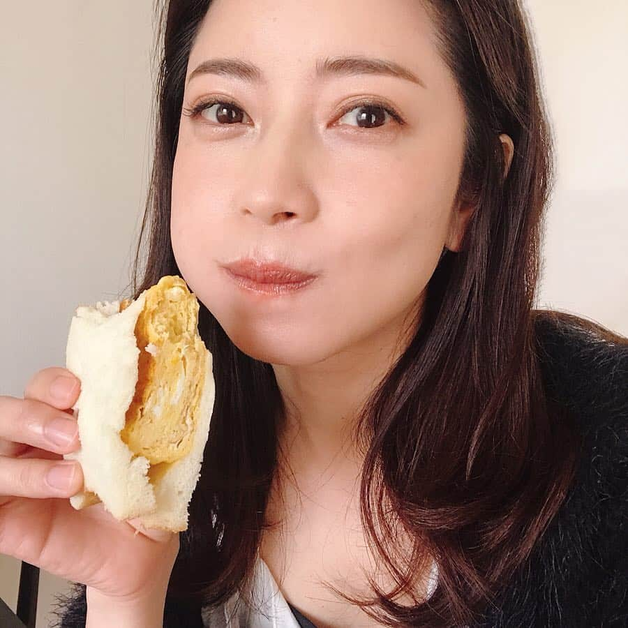 森絵里香さんのインスタグラム写真 - (森絵里香Instagram)「. 美味しいと評判の「うん間違いない！」の食パンをいただいたので、今朝は出汁巻たまごサンドで朝ごはん . たっぷり卵3個を使った贅沢な卵焼きを、辛子マヨを塗った食パンで挟んで完成！ . ふわっふわで優しい甘さのある食パンはそのままでもトロける美味しさだけど、お出汁たっぷりの卵との相性も抜群♡ . 朝から食べ過ぎました😋 あれ？減量中のハズ。。。 . パワーチャージは十分できたので、元気いっぱいでサロンでお客様をお待ちしております✨ . 皆さま、素敵な日曜日を . . #うん間違いない #食パン #だし巻き卵サンド  #朝から食べ過ぎました #そんな日に限って #お弁当もガッツリ気味 #食欲が止まらない」4月14日 11時55分 - morierika0502