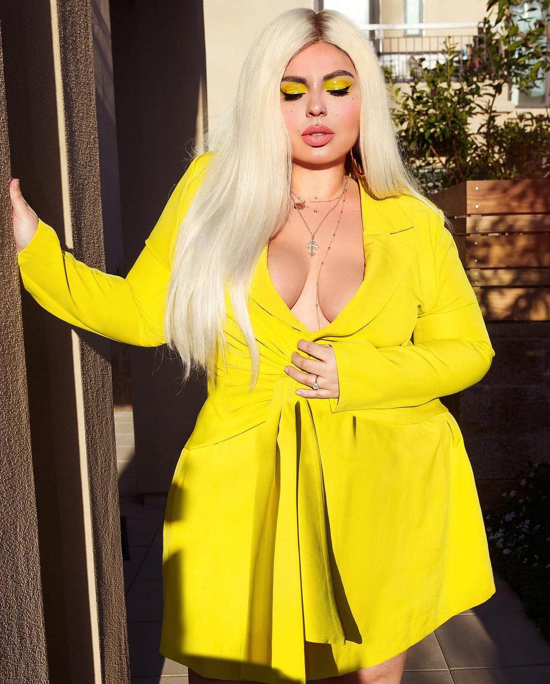 ヤスミナ・ダニエルさんのインスタグラム写真 - (ヤスミナ・ダニエルInstagram)「Dress from @fashionnovacurve 🍋 Had to match my eye makeup to this dress!! I usually either match my lips or my eyes to my outfit 😩 who else does that?! #fashionnovacurve #ad」4月14日 11時49分 - missjazminad