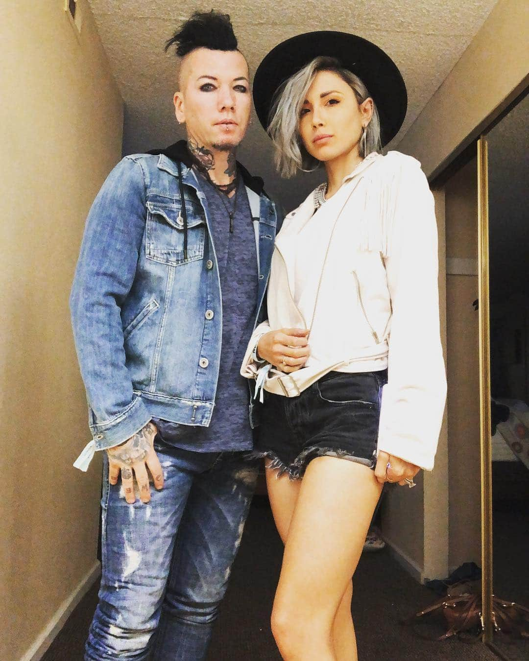 DJアシュバさんのインスタグラム写真 - (DJアシュバInstagram)「Who wants to come party with us???🦇 #coachella」4月14日 11時50分 - ashba