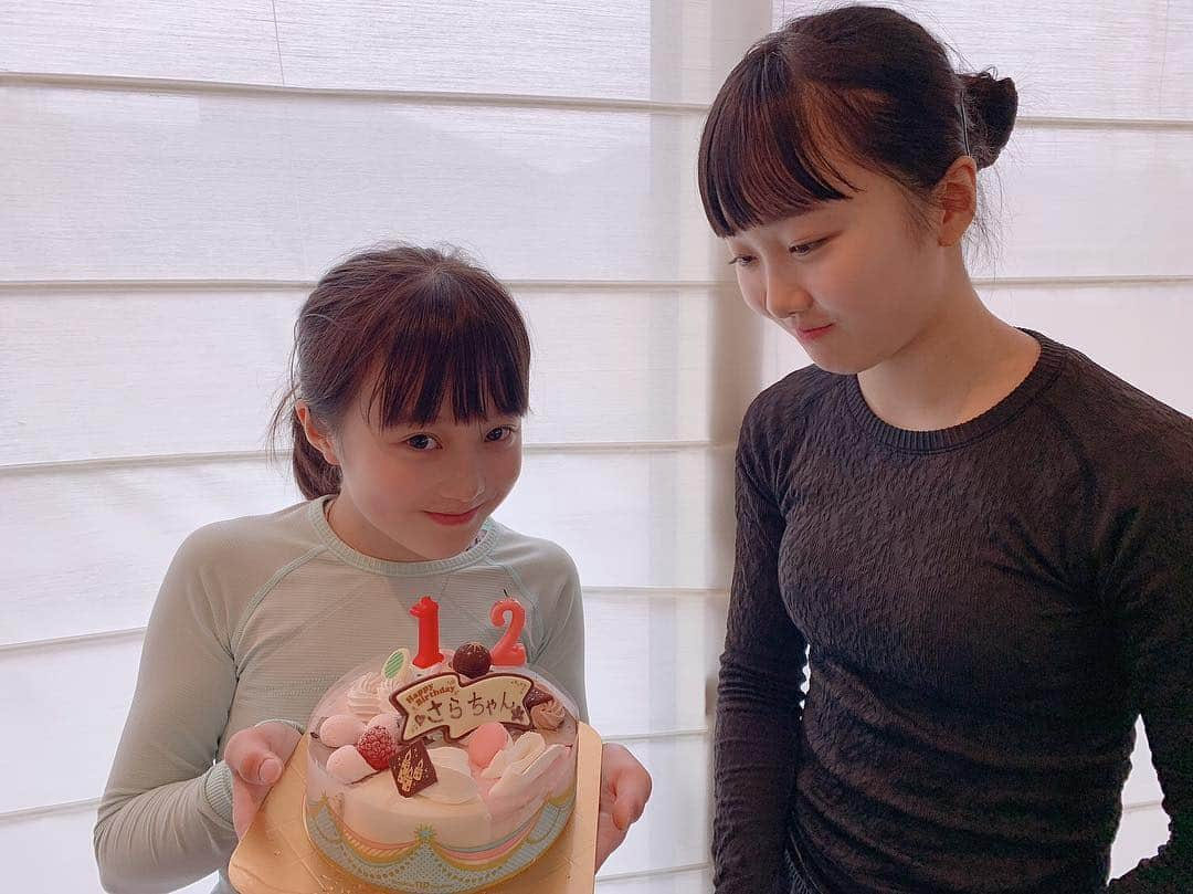 本田望結さんのインスタグラム写真 - (本田望結Instagram)「🎂🎉 ・ ・ 少し前に紗来さんお誕生日おめでとう🎉しました！😆 ・ 紗来さん3枚とも同じ顔…笑 動いてくださーい紗来さーん好きでーす🤫❤️」4月14日 11時53分 - miyu_honda_official