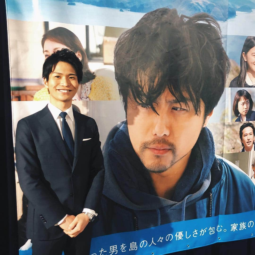 山田弥希寿さんのインスタグラム写真 - (山田弥希寿Instagram)「・ アナウンサーになって TAKAHIROさんに直接「感謝の気持ち」を伝える。 ・ TAKAHIROさんと同じ場所で仕事をする。 ・ この度、島根県隠岐の島で撮影された映画『僕に、会いたかった』で学生のときに掲げた夢が実現しました。 ・ 中学生の頃、 一万人の中からEXILEに入った姿を見て TAKAHIROさんみたいになりたいと思いました。 「人生一度きりなら大きな夢を持とう」と。 ・ 小テストの名前に「田崎敬浩」(TAKAHIROさんの本名) と書いたり、 ノートにもEXILE TAKAHIROと書いたり… ・ はじめて千円カットではないお店で髪を切った時も、 PSPに保存したTAKAHIROさんの画像を見せて 「この髪型にしてください！」とお願いしたり。 ・ 高校ではグローブの刺繍に 「EXバカ弥希寿」といれました。 「EXバカ＝EXILEバカ」これもTAKAHIROさんが名乗っていました。 ・ 学年が一つ上の先輩、長谷川キャプテンの下の名前が「TAKAHIRO」だったのでTシャツを譲ってもらったりもしました。 ・ 大学生、 髪型や服装を参考にして 見た目をTAKAHIROさんに近づけようとした時期もありました。 ・ 他にも数え切れないほどたくさんのエピソードがあります。 ・ それだけ私にとっては大きな存在。 ・ TAKAHIROさんの姿を見ていなければ、 今の私はありません。 ・ そして先日 錦織良成監督の最新作 映画『僕に、会いたかった』の舞台挨拶で T・ジョイ出雲に来られました。 ・ 47都道府県ある中で 私が働いている島根県で映画を撮影したのも何かの巡り合わせでしょうか。 ・ 他の地域で撮影が行われていれば、今回の出会いはありませんでした。これも何かの縁ですね。 ・ TAKAHIROさんとお話しさせていただいた内容は、一言一句忘れることはありません。 ・ これはまだ序章だと信じて、次なる夢に向かって歩き進めます。 ・  #EXILE #TAKAHIRO さん #EXILETAKAHIRO さん #僕会い #僕に会いたかった #映画 #錦織良成 #監督 #島根県 #隠岐の島 #隠岐 #撮影 #夢 #感謝 ・」4月14日 12時04分 - mikitoshi_617