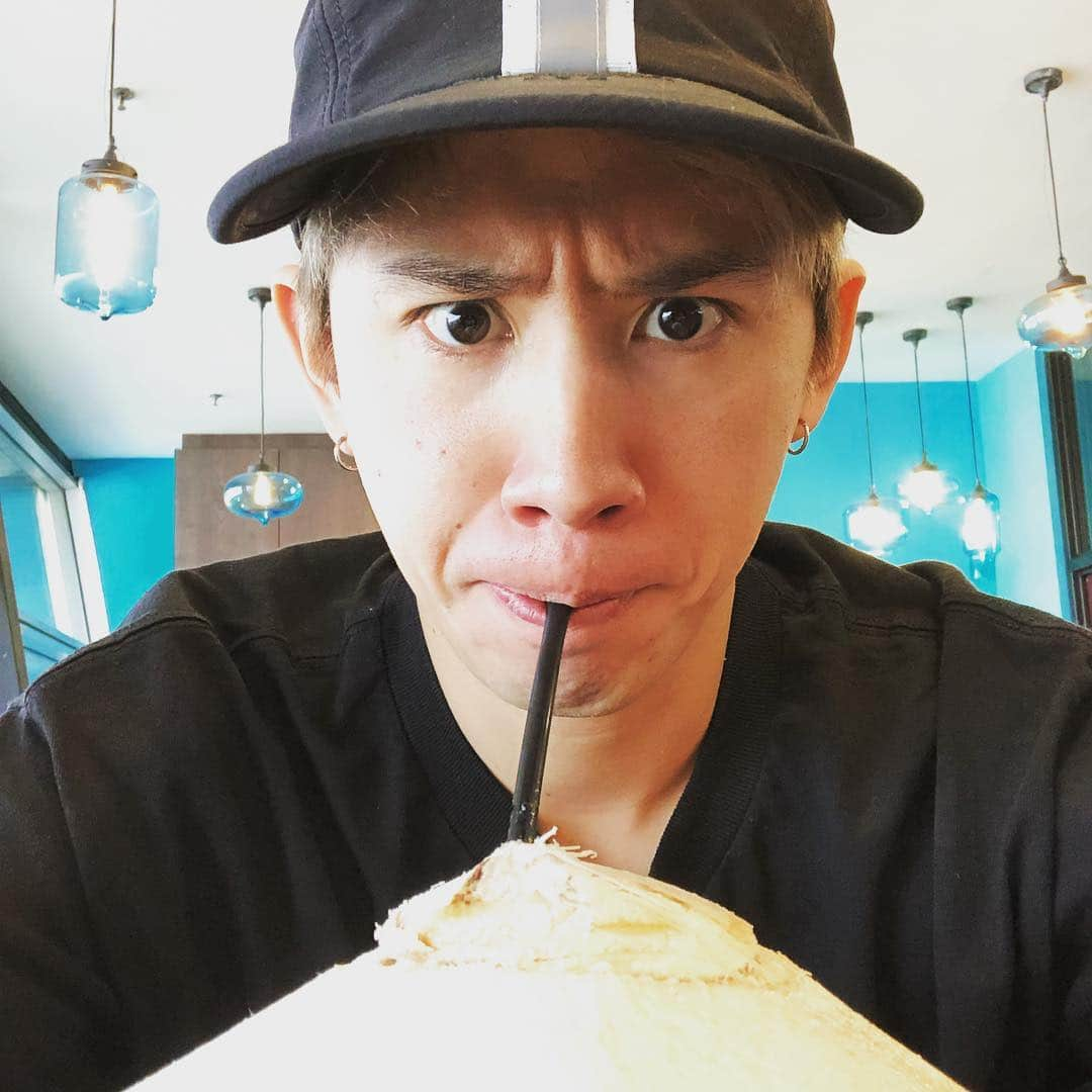 Taka さんのインスタグラム写真 - (Taka Instagram)「I’m drinking fresh coconut water before I leave in 🇲🇾 Malaysia！！！」4月14日 12時03分 - 10969taka