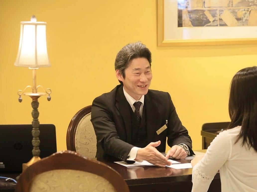 Yutorelo Karuizawa Hotelさんのインスタグラム写真 - (Yutorelo Karuizawa HotelInstagram)「【スタッフ紹介】 こんにちは。ゆとりろ軽井沢ホテルです。 当ホテルの支配人をご紹介いたします。 支配人：辺見　亮介 優しい笑顔でお客様をお迎えいたします。 そのあたたかなサービスは軽井沢の雰囲気そのもので、支配人に会いにお越しになるお客様もいらっしゃるのだとか。 観葉植物からも人気で支配人の育てる植物はいつも元気なかわいい一面や... 他のスタッフからも信頼が厚く、頼れる上司の面も！ お客様にはもちろん、スタッフにも優しい支配人です。 ⇒スタッフ紹介次回もお楽しみに #ゆとりろ軽井沢ホテル #軽井沢 #軽井沢旅行 #旅行 #旅行好きな人と繋がりたい #トラベル #ホテル #レストラン #フレンチ #支配人 #ディナー #karuizawa #japan #hotel #restaurant #french #dinner #love #trip #travel #night #view #manager #likeforlikes #followforfollowback #staff #life #green #wedding #anniversary」4月14日 11時56分 - yutorelo_karuizawa