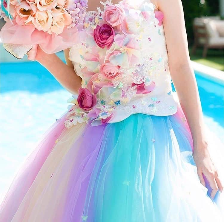 THE HANYさんのインスタグラム写真 - (THE HANYInstagram)「#クレア  蝶々のスパンコールがたっぷり🦋 THE HANYで初めて発表された レインボードレスです。 . デザイナー伊藤羽仁衣が、ハワイで見た虹にインスピレーションをうけてデザインしたドレス。 スカートのチュールはオリジナルで染めあげ、色の配置までも計算し作られておりますので生地が重なって自然に作り出される色合いもお楽しみいただけます。 . ホワイトのレースが施されたビスチェには、カラフルなアートフラワーとキラキラと輝くスパンコールがたっぷり。メインテーブルに座っても華やかな印象を残すことができます。 . . . #thehany #ザハニー #伊藤羽仁衣 #ブランドドレス #wedding #weddingdress  #colordress #rainbow #cute #butterfly #dressshop #ウェディングドレス #カラードレス #結婚式準備#レインボードレス #グラデーションドレス  #東京#福岡#大阪#仙台#札幌 . 【THE HANY直営店】 直営店のフェアは店舗別アカウントをご覧ください。 東京 : 03 3797 8210  福岡 : 092 291 3821 @thehany_fukuoka  大阪 : 06 6252 8210 @thehany_osaka  仙台 : 022 227 8210 @thehany_sendai 札幌 : 011 280 8282 @thehany_sapporo」4月14日 11時58分 - thehany_official