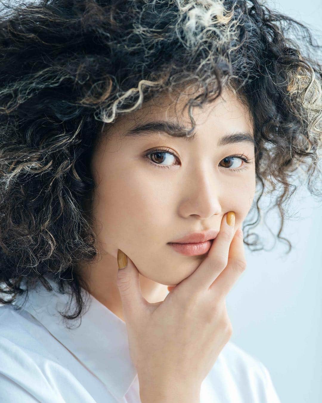 M∙A∙C Cosmetics Japanのインスタグラム：「⠀ 「スタジオ フィックス フルイッド SPF 15」がカラーバリエーション豊富になって登場✨ 人気の秘密は”カバー力”と”崩れにくさ”❤️ ⠀ ⠀ #MACStudioFix #スタジオフィックス #EveryShadeOfYou ⠀ ⠀ ↓↓使用メイン製品↓↓ [スタジオ フィックス フルイッド SPF 15] NC27 (モデル使用色) [リップスティック] ソフト キッシーズ ⠀ ⠀ MAKEUP: M·A·C NATIONAL ARTIST RYOKO SHIONO @mac_ryoko MODEL: AN @blossom.jij PHOTO: @takaki_iwata HAIR: @gxxxxxo DIRECT: @aiaizm ⠀ ⠀ ⠀ ⠀ ⠀ ⠀ #MACCosmeticsJapan #MACコスメ #MACCosmetics  #MAC #コスメ #メイク #foundation #FluidFoundation #Fluid #ファンデーション #フルイドファンデーション #MACスタジオフィックス #新色 #クリーミースキン #サンキススキン #CreamySkin #SunKissSkin」