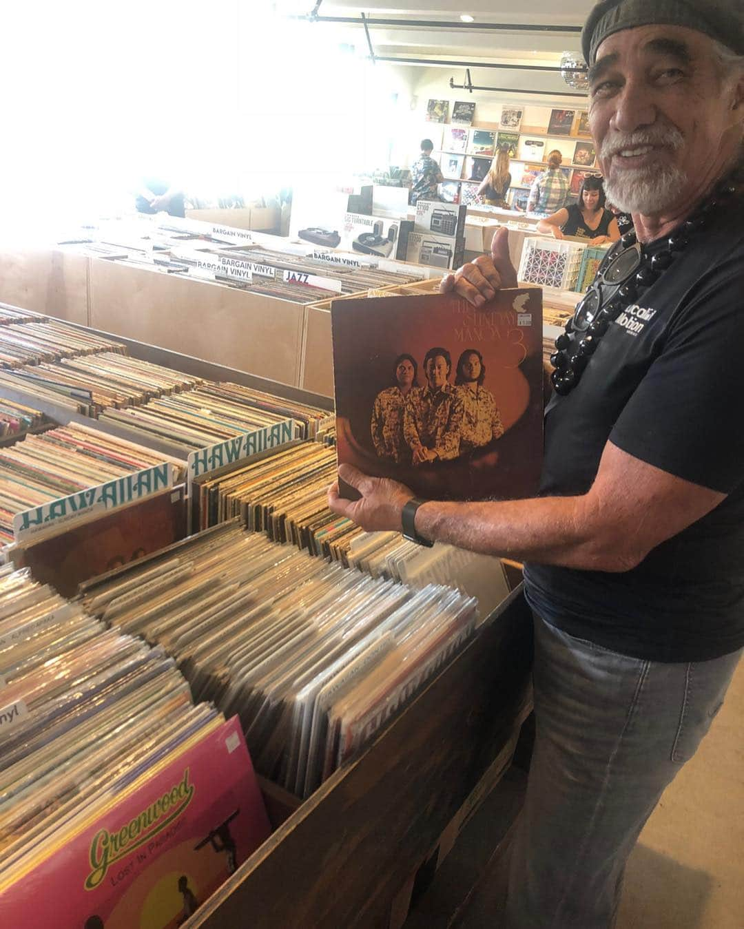 パール・ジャムさんのインスタグラム写真 - (パール・ジャムInstagram)「Aloha from @hungryear in Honolulu, where Ed and Boom celebrated @recordstoredayus! #RSD2019 #RSDAmbassador」4月14日 12時00分 - pearljam