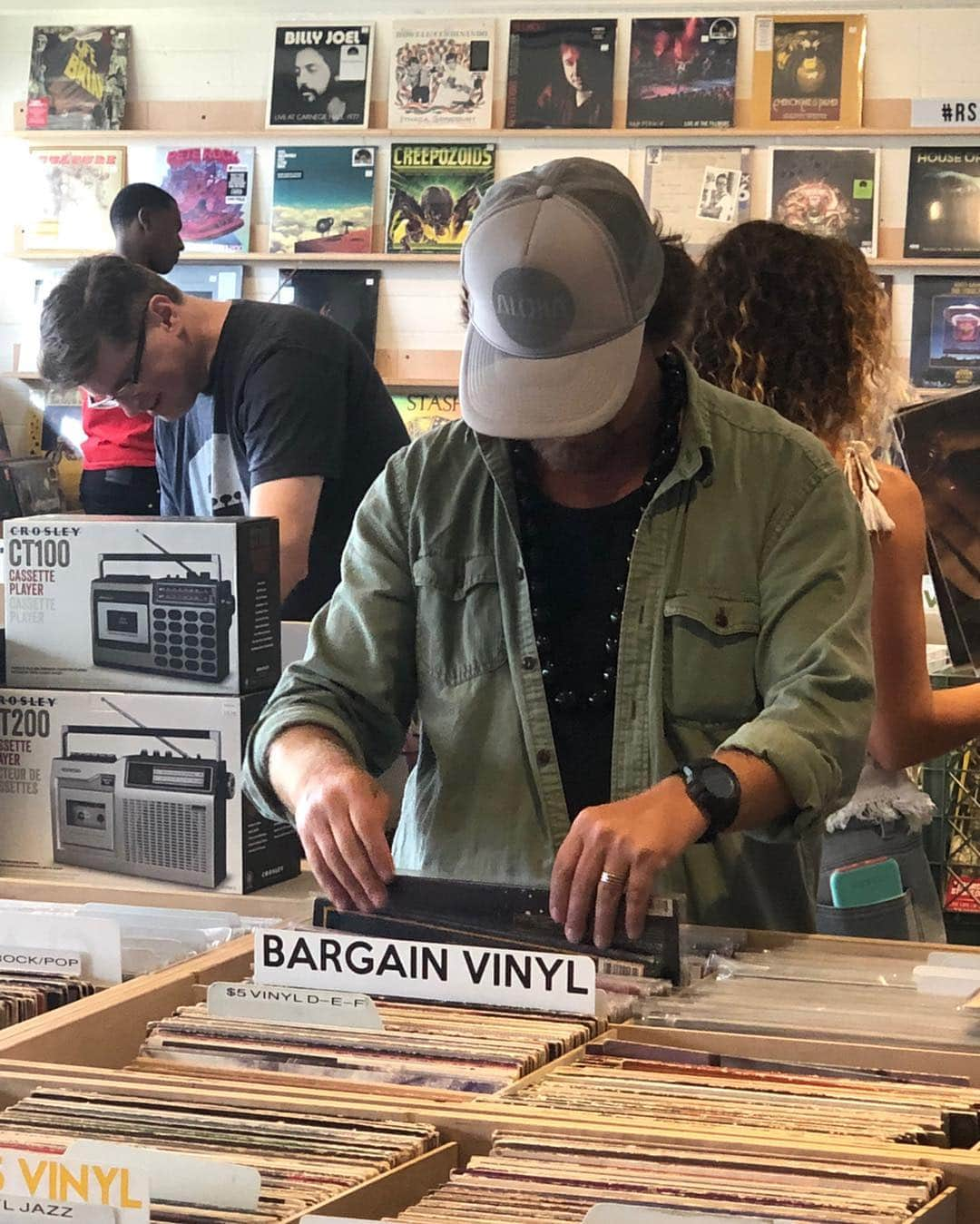 パール・ジャムさんのインスタグラム写真 - (パール・ジャムInstagram)「Aloha from @hungryear in Honolulu, where Ed and Boom celebrated @recordstoredayus! #RSD2019 #RSDAmbassador」4月14日 12時00分 - pearljam