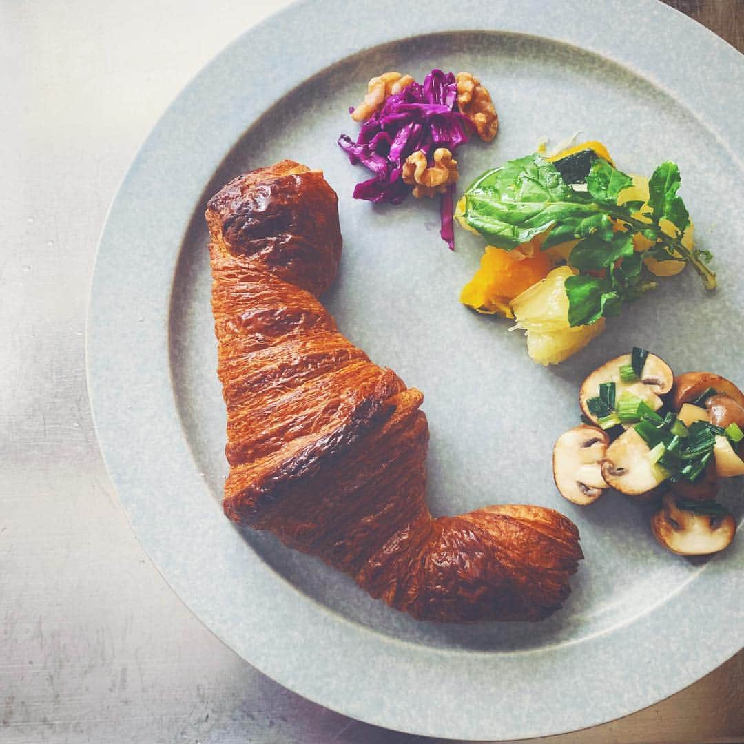 樹神さんのインスタグラム写真 - (樹神Instagram)「目覚まし無しでのんびり起きて、楽しみにしてたブリコラージュブレッド&カンパニーのクロワッサンで朝ごはん。  #朝ごはん#クロワッサン#breakfast#croissant#bricolagebreadandco」4月14日 12時00分 - kotamaofficial
