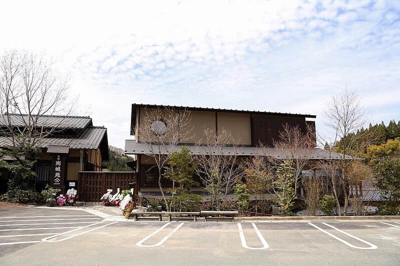 黒川温泉さんのインスタグラム写真 - (黒川温泉Instagram)「黒川温泉旅館組合の加盟旅館である「旅館 南城苑」が、熊本地震により取り壊した旅館を再建して平成31年4月15日にリニューアルオープンいたします。 ﻿ ﻿ これをもちまして黒川温泉は、熊本地震から3年という歳月を経て、旅館組合加盟のすべての旅館が営業を再開することとなります。 ﻿ ﻿ 阿蘇地域の復興は着実に進んでいます。2020年には、国道57号の北側復旧ルートの開通や、JR豊肥線が全面開通する旨の発表がありました。﻿ ﻿ 黒川温泉も南城苑のオープンで熊本地震からの完全復興を果たします。新しくなりました南城苑にご期待ください。﻿ ﻿  #黒川温泉  #阿蘇 #露天風呂 #景観 #温泉 #旅館  #湯巡り #温泉旅館 #温泉街 #温泉旅行  #温泉巡り #絶景露天風呂 #南城苑 #熊本地震 #復興 #kurokawaonsen #aso #hotsprings #ryokan  #japantrip  #onsen﻿ #greatview ﻿#japanesecultural #awonderfulview #nanjoen  #renewalopen #reconstruction」4月14日 12時01分 - kurokawaonsen