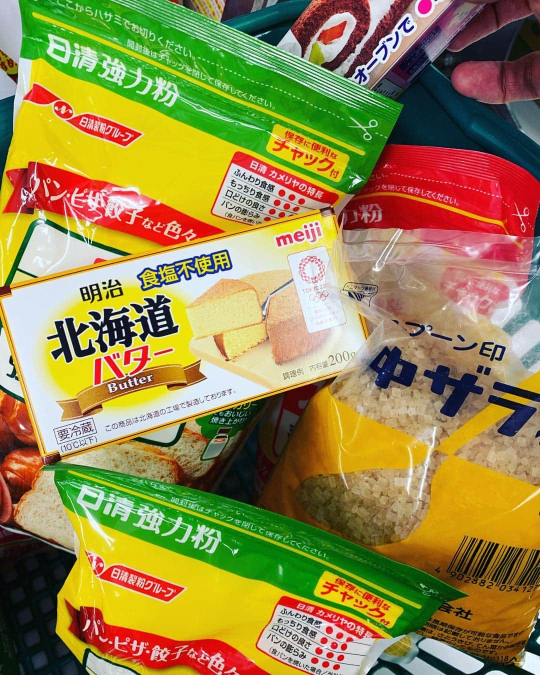 杉浦太陽さんのインスタグラム写真 - (杉浦太陽Instagram)「「パパ〜〇〇買ってきて〜😋」 はいよ〜！ ダッシュで材料の買い出しへ！  娘には弱い父親w😝  #長女 #ノア #娘に弱い父親 #ダッシュで買い出し #パパ作り #お菓子作り #創作意欲がすごい #試食楽しみ」4月14日 12時01分 - sugiurataiyou_official