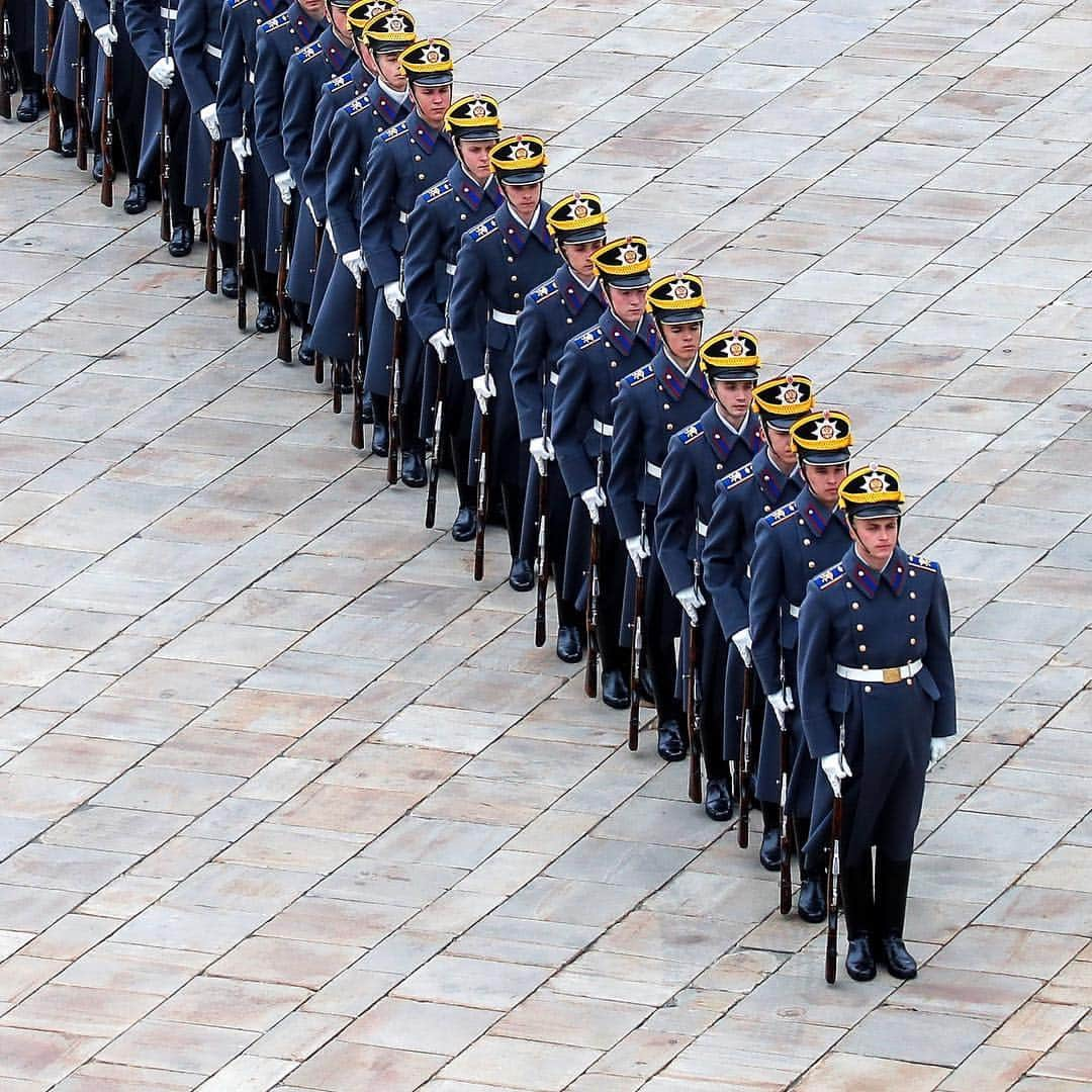 NBC Newsさんのインスタグラム写真 - (NBC NewsInstagram)「Members of the Presidential Regiment take part in the Changing of the Guard ceremony in the Kremlin, Moscow on Saturday. . 📷 Maxim Shemetov / @reuters」4月14日 12時02分 - nbcnews