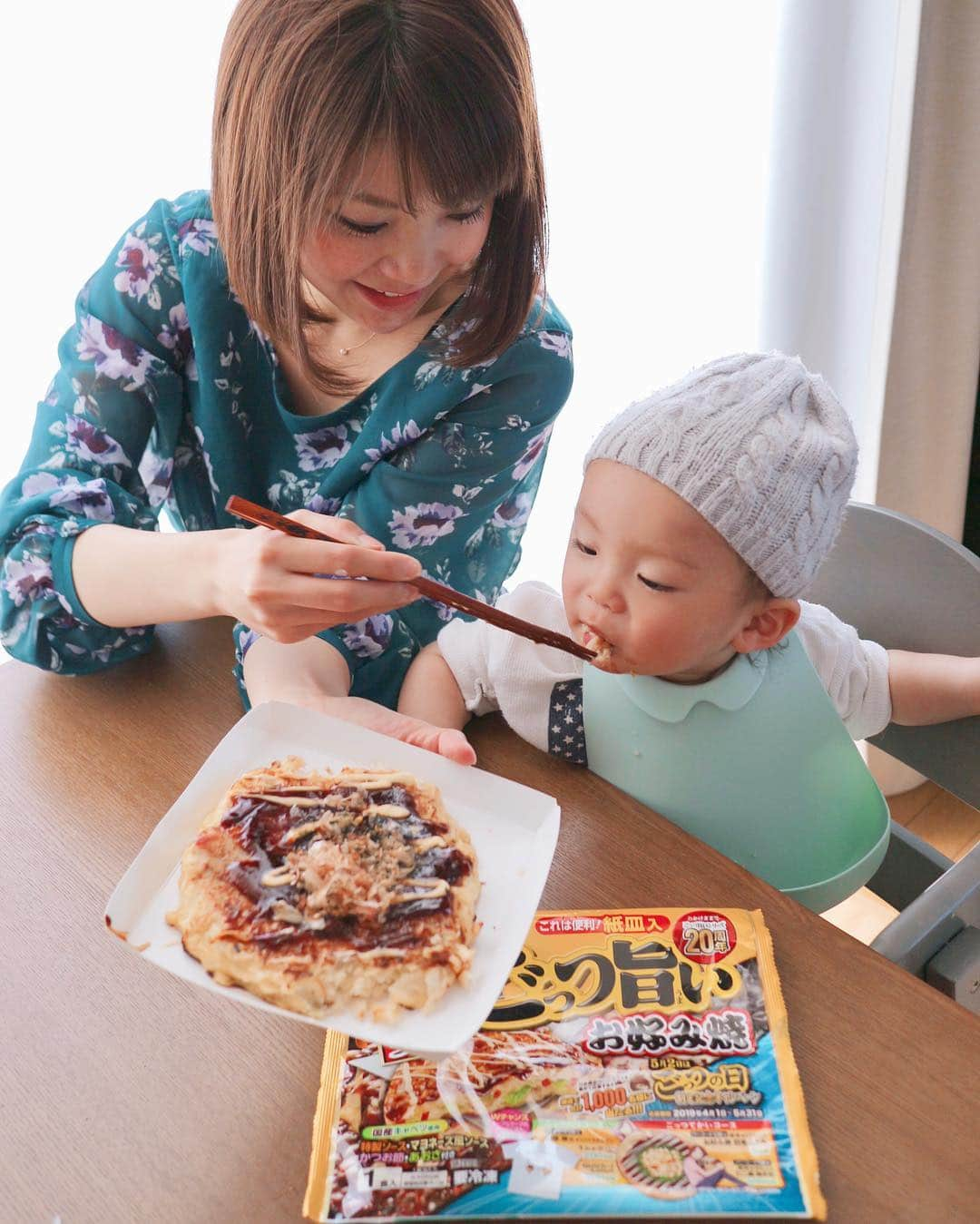 長谷川真美さんのインスタグラム写真 - (長谷川真美Instagram)「😋💕 ・ あーん！！！ ・ 昨日のお昼は息子はち君も大好きな #ぶた玉 の #お好み焼き 🐷✨ キャベツの食感がシャキシャキで ふんわりとした食感がたまらなーい🙌💗 ・ ごっつ旨いシリーズの冷凍食品なんだけど レンジで簡単においしいし ビールのおつまみ、子供のおやつ、 夜食にもオススメ😁✨ ・ ハッシュタグ”#祝ごっつの日”を付けて、 ごっつ旨いシリーズの商品と 一緒に写っている写真や動画を投稿すると プレゼントが当たるみたい🙌💕 ・ もれなく「ごっつの日制定記念 オリジナルデザインTシャツ」が貰えちゃうかも😍💕 採用されなかった方の中からも、 抽選で52名にプレゼントだって🎁✨ ・ 平成最後の記念にお子様の写真や ご家族の写真を動画として残せるっていいかも💗 フットボールアワー後藤さんの 出演する動画に参加できるかも？😁✨ ・ #はち成長記録」4月14日 12時13分 - maami.hase