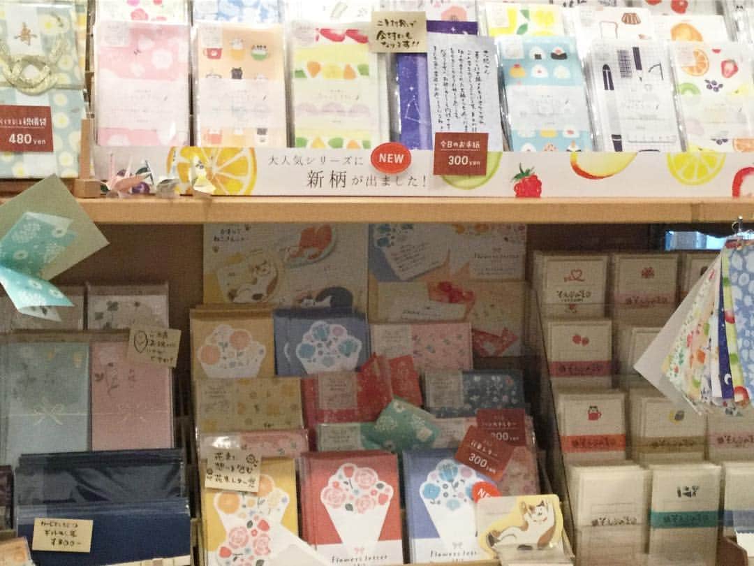 古川紙工株式会社さんのインスタグラム写真 - (古川紙工株式会社Instagram)「こんにちは。#文具女子博petit大阪 、最終日スタートしております！雨にもかかわらず沢山のお客様にお越しいただき、本当にありがとうございます。各回限定数でご用意の商品があっというまに無くなってしまって申し訳ありません…！さて、イベント限定のデザインペーパーでガーランドをこしらえてみました😊色々な使い方ができますので、ぜひ楽しんでみてくださいね❣️ #古川紙工 #文具女子博 #紙好き #レターセット #そえぶみ箋」4月14日 12時05分 - furukawashiko