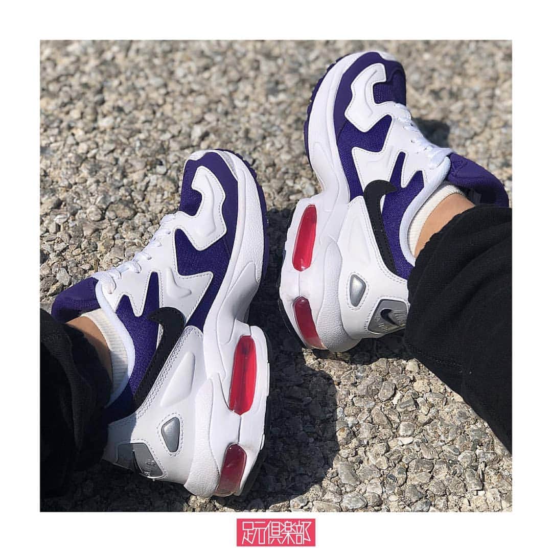 のインスタグラム：「[Air Max2]の後継種として軽量化や機能面の強化が図られた[Air Max2 Light]。巷でリバイバルの傾向を見せる同モデルにOGカラーを彷彿とさせる"Purple Berry"が彩られた。オリジナルから踏襲したエアはピンク色に染まり、ホワイトとの鮮やかなコントラストは足元を華やかに演出する逸足。 . (@66_juna )さんの足元倶楽部 . ブランド : NIKE モデル名: Air Max2 Light "Purple Berry" . ▼今すぐフォローして最新情報をチェックしよう！ 【NIKE 公式アカウント】 ⇒#@nike . #nike #airmax2light #airmax2 #ナイキ#エアマックススクエア #エアマックス #足元倶楽部#足元クラブ #足元くら部 #足元 #あしもと倶楽部 #スニーカー#スニーカーコーデ #スニーカー同好会#キックス #スニーカー女子 #靴 #コーディネート#スナップ#ファッションスナップ #ストリートスナップ#お気に入りの一足 #今日の逸足#逸足 #운동화 #kicks #newkicks」