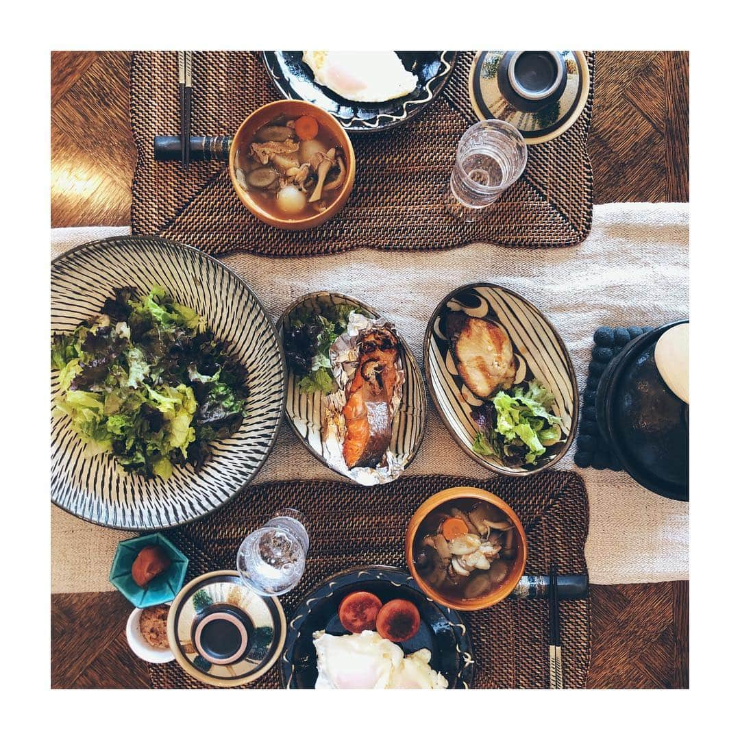 知花くららさんのインスタグラム写真 - (知花くららInstagram)「和食ブランチ。夫が、お献立から調理も担当。私は器を選んだりちょこちょことお手伝い。最近めきめき腕を上げている料理男子はすごい。何より食材への愛がすごいのよ。そういうところ、リスペクト。・ ・ #食べるって大切 #美味しく頂くと元気になるものね #田舎汁 #土鍋ごはん #採れたてレタスサラダ #ぶり #鮭 #目玉焼き #腸詰 #パワーブランチ #今日もいい日になりますように @kamiyama_ryuji_0910」4月14日 12時10分 - chibanakurara.official