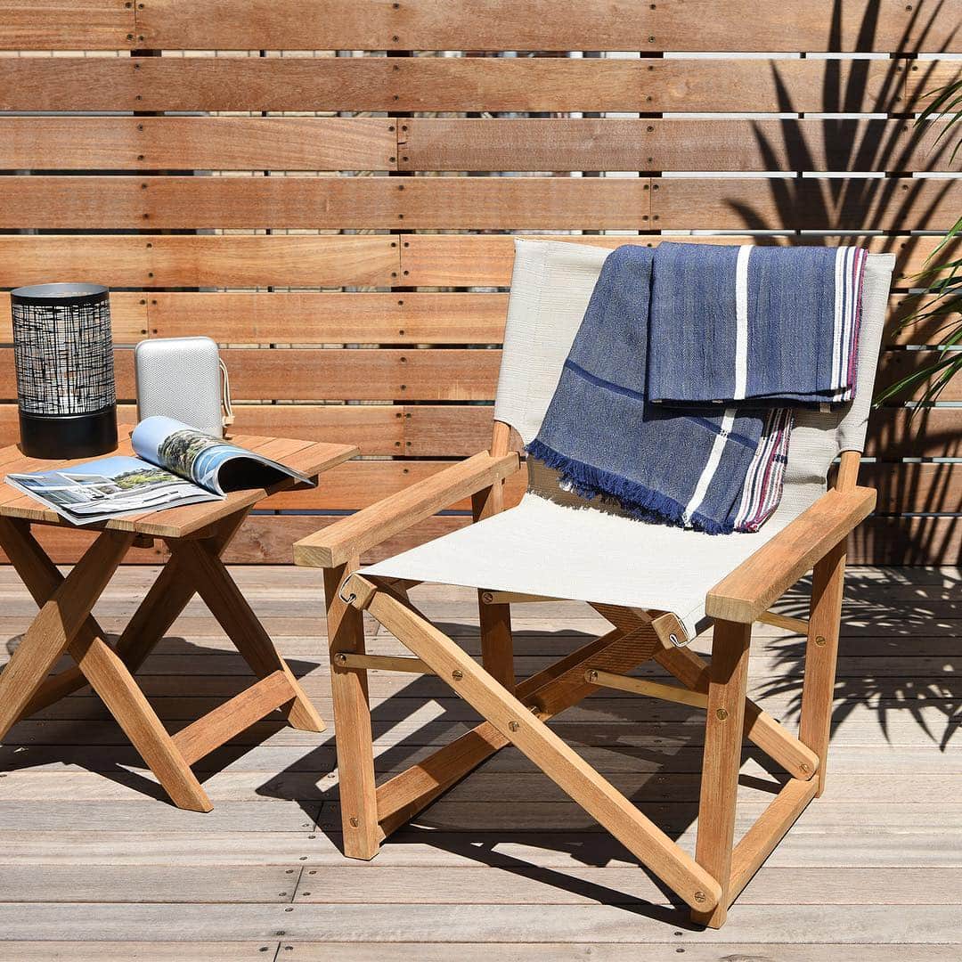 のインスタグラム：「. Original Teak Garden Furniture ゆったりと座れるラウンジチェアは、サイドテーブルとあわせてくつろぎのスペースに。アウトドア専用の張り地を使った座面は程よく弾力があり、体にフィットして優しく包み込みます。 . そよ風の吹く夕刻や月明かりのもとランタンを灯して穏やかに過ごすのも良さそうです。 . www.livingmotif.com #livingmotif #リビングモティーフ #store #roppongi #tokyo #interior #furniture #teakgardenfurniture #outdoorfurniture #gardenfurniture #outdoorchair #outdoortable #家具 #アウトドア #アウトドアファニチャー #ガーデンファニチャー #アウトドアチェア #アウトドアテーブル #ラウンジチェア」