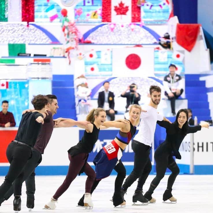 ガブリエラ・パパダキスのインスタグラム：「No better way to finish the season 💖 Love my people @patinagemontrealinternational #WTT2019 #TeamGadbois」