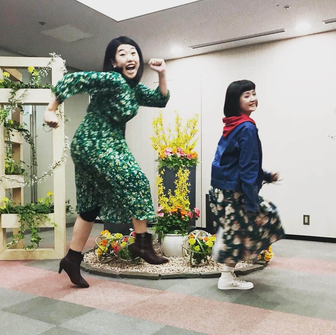 千秋さんのインスタグラム写真 - (千秋Instagram)「横澤夏子さんといつもの走るシリーズ🏃🏻‍♀️🏃🏻‍♀️️💨💨 2枚目にアップ有り⏩ #横澤夏子 @yokosawa_natsuko  #ノンストップ #フジテレビ #走るシリーズ #ピンクハウス #stylistD #走るシリーズ💨」4月14日 12時25分 - chiaki77777