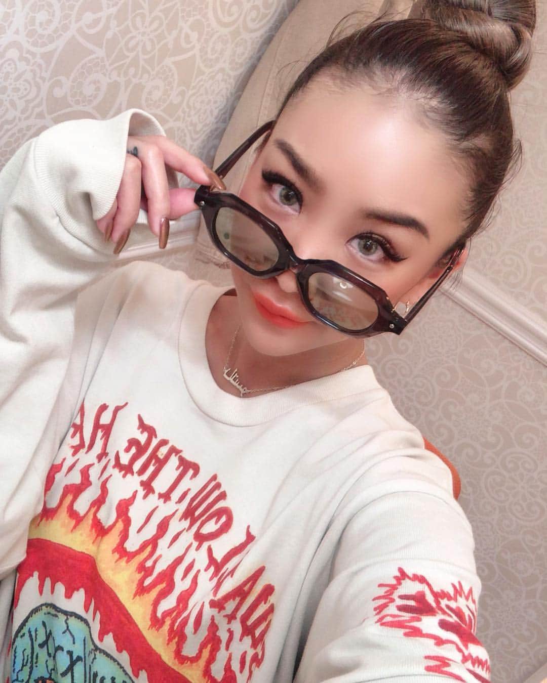 のインスタグラム：「#selfie 🤳🏾💕 セジンのサングラス可愛くて 大っきくて小顔効果😎わーい まつエクは @salon__ef__official  base 10mm / spikes 12.13.14mm flare deep mix / curl cc 最近お気に入りのデザイン💛 いつもありがとうございます🌈 #salonef #ef #eyelash #eyemakeup #highcollar #eyewear #sunglasses #kogenatsu #焦げNATSU #こげなつ」