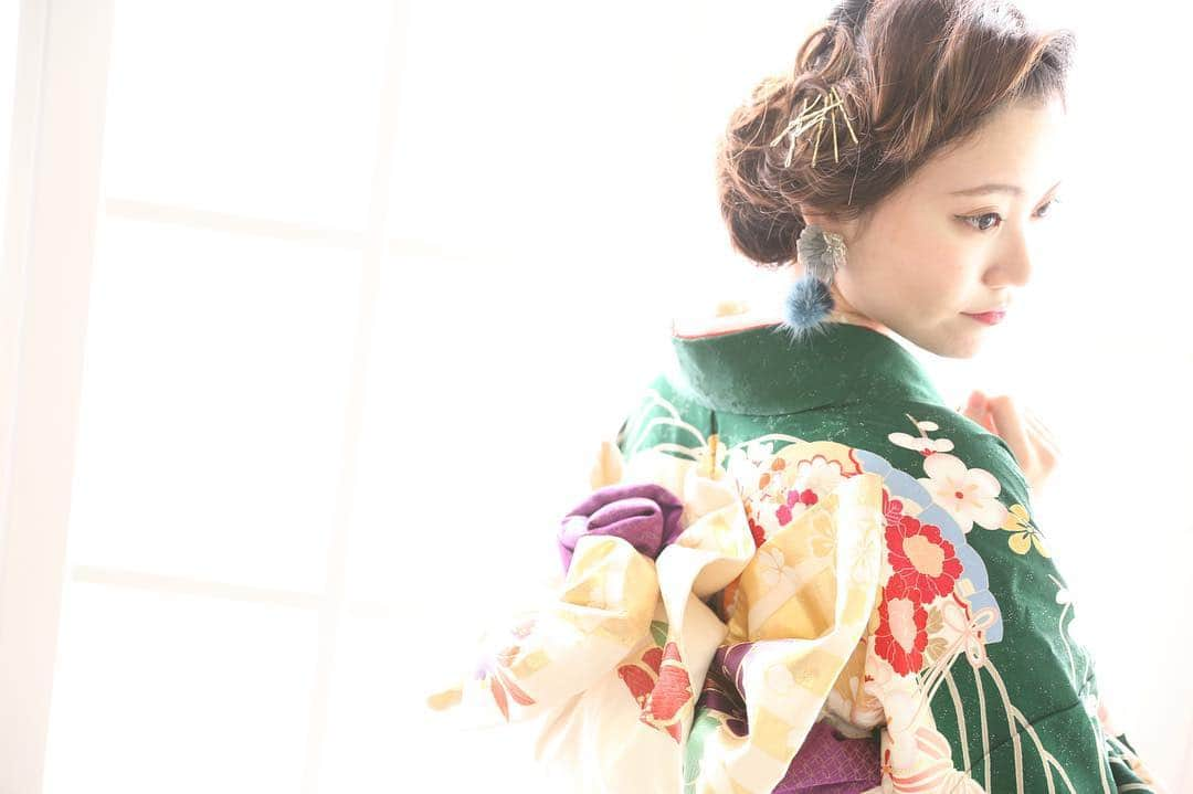 Furisode20さんのインスタグラム写真 - (Furisode20Instagram)「. 王道の古典のお振袖でも 小物合わせで印象が変わります🌟 . ゴールドピンとイヤリングで ワンランク上の着こなしに。。 . ...｡. .｡..｡. .｡..｡. .｡..｡. .｡..｡. .｡..｡. .｡..｡. .｡..｡. .｡..｡.. . ＊振袖・袴専用Instagram @yousmile20furisode ・ .＊ユースマイル(キッズ写真館)のInstagram @photostudio_yousmile ..｡. .｡..｡. .｡..｡. .｡..｡. .｡..｡. .｡..｡. .｡..｡. .｡..｡. .｡..｡.. .  #ユースマイル #アンジュエール  #成人式振袖 #振袖選び #成人式前撮り #ヘアメイク #おしゃれな前撮り #振袖レンタル #写真好きな人と繋がりたい #フォロー大歓迎 #振袖前撮り #かわいいスタジオ #姫路 #加古川 #明石 #神戸#振袖 #kimono #祝成人 #ハネフリ#東加古川 #20 #ハタチ #古典柄 #緑振袖 #アクセサリー #ヘアアクセサリー #イヤリング」4月14日 12時36分 - yousmile20furisode