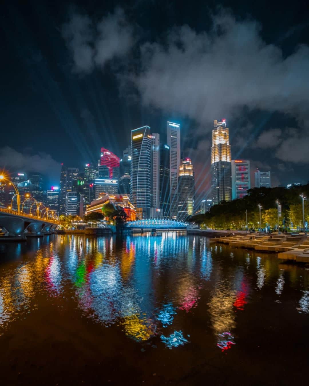 Canon Asiaのインスタグラム：「“Back to my roots. It’s been a while since I last captured a cityscape shot at night as I’ve been focusing on honing my astrophotography techniques lately. Since the milky way is still below the horizon, I decided to visit Singapore for their iLight Singapore event. • This image consists 1 underexposed shot and 1 overexposed shot. The underexposed shot was used to capture the details of the building banners while the overexposed shot was taken to absorb more light from the laser lights that were sprouting from Anderson Bridge, Singapore.” • Besides combining two shots into one to create a magnificent nightscape shot like this by @keithliew, you can also other nightscape photography techniques to capture a great shot or two! Learn some useful camera functions for capturing nightscape photographs in the link in bio! • 📷 Image by @keithliew shot using the Canon EOS 5D Mark IV | Canon EF 16-35mm f/2.8L II USM | f/9.0 | 2.5s | ISO 200/ISO3200 | 35mm  Want your photos to be featured too? Tag them with #canonasia or submit them on My Canon Story, link in bio!  #canonasia #photography #igsg #Singapore  #travel #travelphotography #night #nightphotography #cityscape #cityscapephotography」