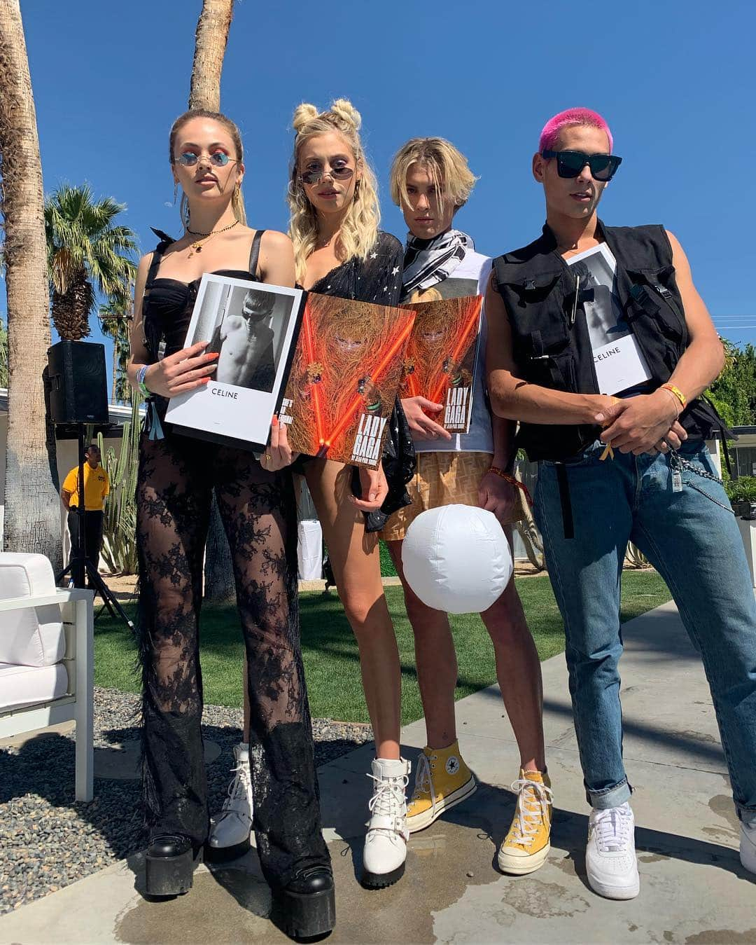 V Magazineさんのインスタグラム写真 - (V MagazineInstagram)「Closing out another day at #coachella with these cuties and their copies of the #V118 Music Festival Edition!」4月14日 12時50分 - vmagazine