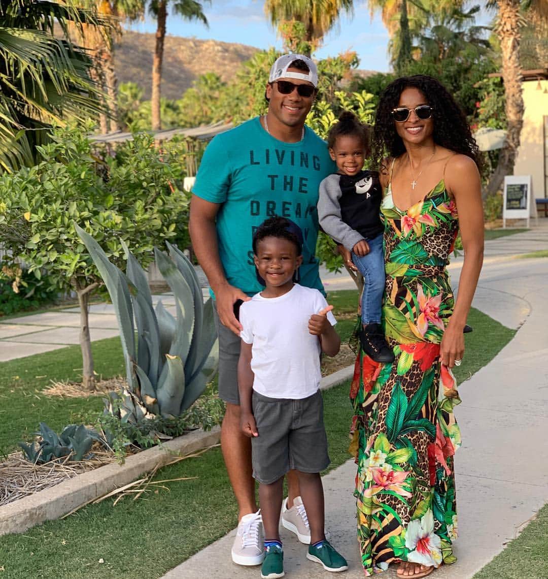 ラッセル・ウィルソンのインスタグラム：「Date Night just the 4 of us. 🙏🏾❤️ @Ciara #Family」