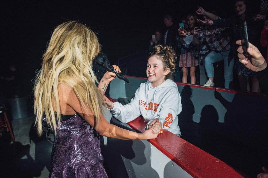 Kelsea Balleriniさんのインスタグラム写真 - (Kelsea BalleriniInstagram)「Kicked off the first weekend of the Miss Me More tour with 3 SOLD OUT shows, glitter, real talks, confetti dancing, and moments like this. I love you so so so much. See you next week Salem & Knoxville!!!」4月14日 13時05分 - kelseaballerini