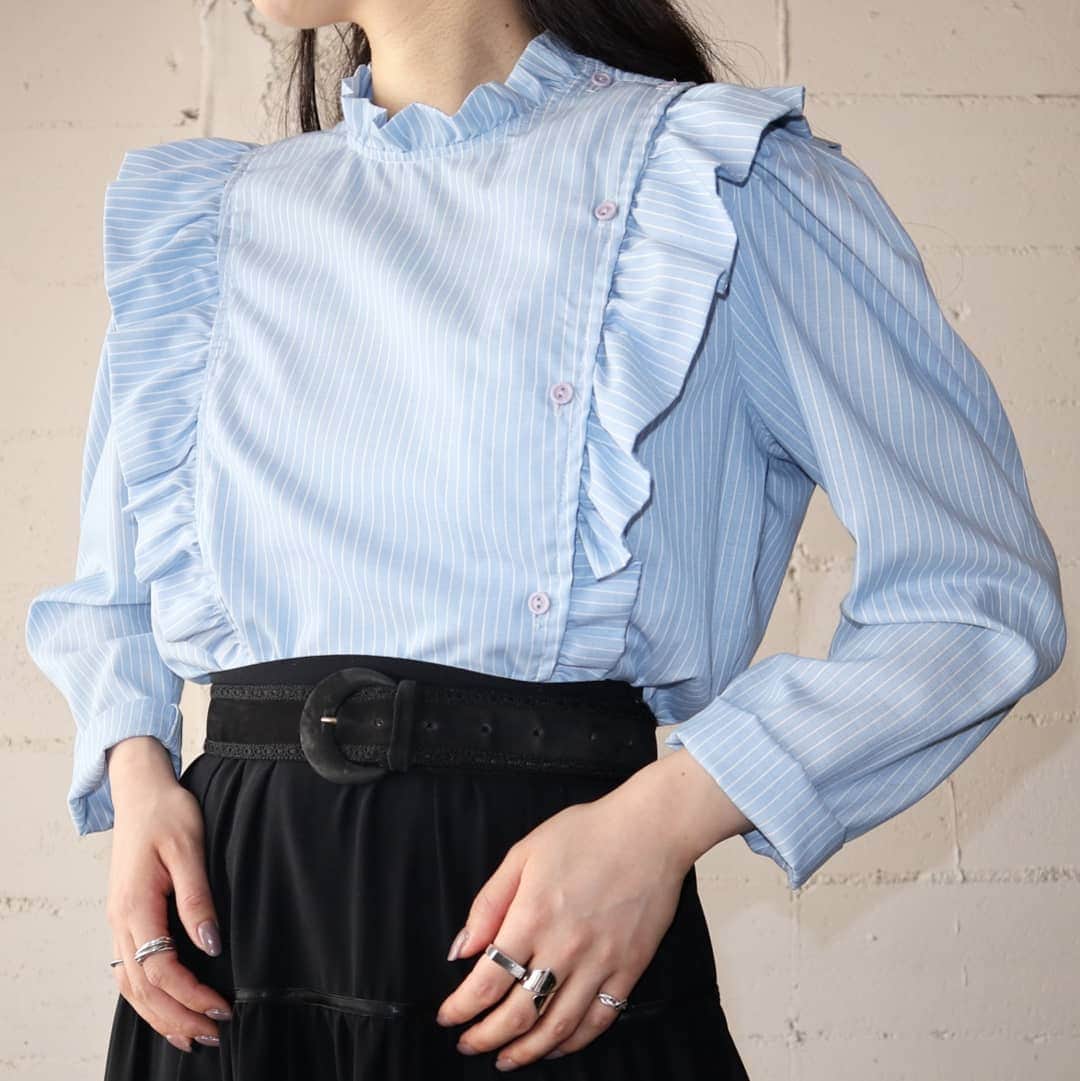 のインスタグラム：「Frilled Stripe Blouse  #orfeo #kichijoji #vintage #used #fashion #coordinate #outfitts  掲載商品のお問い合わせはメールにて承っております。コメント、DMでのお問い合わせは受け付けておりませんのでご了承ください。」