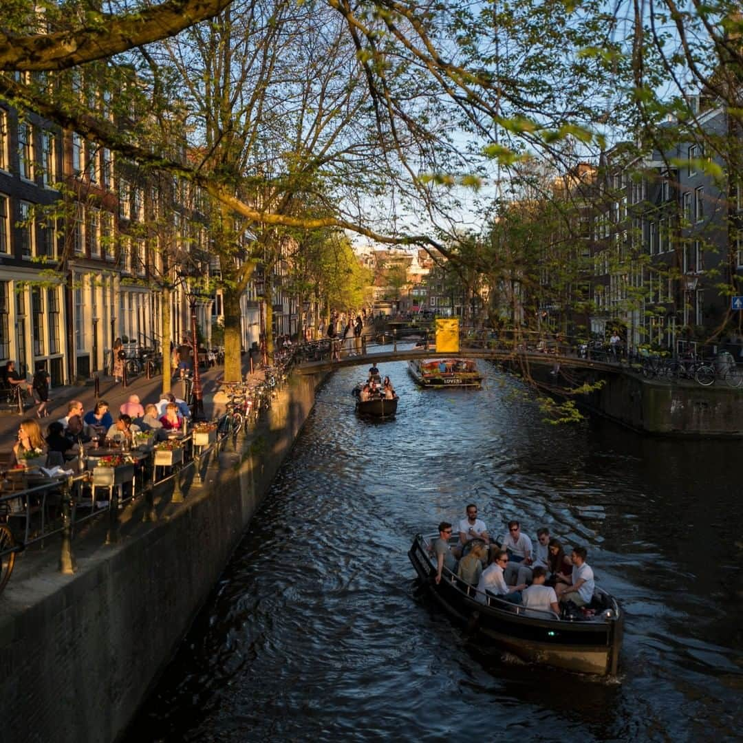 National Geographic Travelさんのインスタグラム写真 - (National Geographic TravelInstagram)「Photo by Muhammed Muheisen @mmuheisen | People enjoy a boat ride along a canal in Amsterdam, the Netherlands on a sunny day. For more photos and videos from different parts of the world, follow me @mmuheisen and @mmuheisenpublic #muhammedmuheisen #Amsterdam #Netherlands」4月14日 13時01分 - natgeotravel