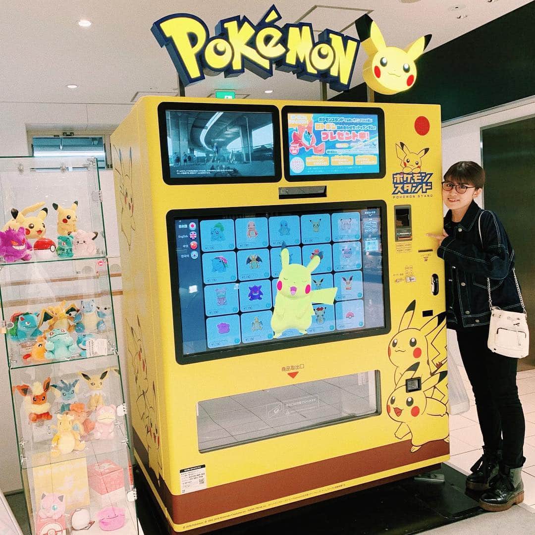 のインスタグラム：「‎⋆ #ポケモンスタンド 発見😳❤️ ‎こんなのあるんだ～！！！！！ ‎⋆ ‎⋆ #pokemonstand #pokemon #ポケモン #ポケモン自販機」