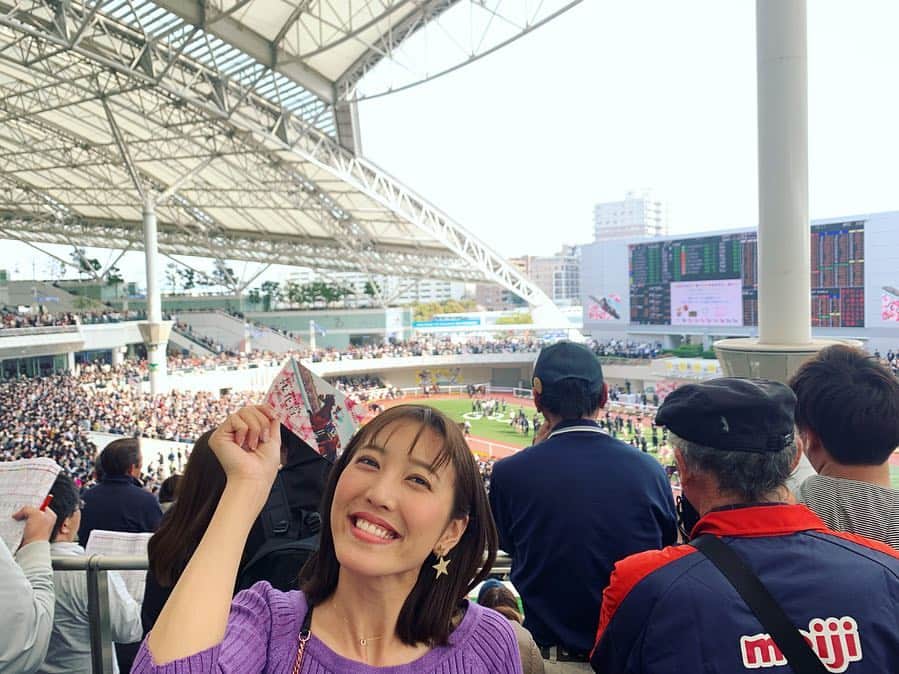 小澤陽子さんのインスタグラム写真 - (小澤陽子Instagram)「in private❁  人に埋もれるシリーズ😵😂👥👥 . . 競馬観戦…🏇 私のおすすめは、なんといっても 〝ゴール板前〟！！！ 上からよりもどこよりもここが大好き。  音と迫力がすごくて、かっこいいんです。 勝った瞬間の、ジョッキーのガッツポーズとかも間近で見られますよ✨ 臨場感たっぷりなんです！  けど 馬券買ってたら、肝心なメインの桜花賞 大好きなゴール板前まで進めなかった…😭 . 競馬は1番人が集まるスポーツだと思う…。 レースによっては10万人！！ . . みなさんはどこで観るのが好きですか？  #競馬あるある #私ぜんぜん寝てないのに楽しそう #初心者の友人に教えながら🔰 #UMAJO #ビギナーセミナー笑 #話し合ってないのに服装いい感じ #生桜花賞 #生皐月賞も企んでおります #平成最後 の#桜花賞 #グランアレグリア #皐月賞」4月14日 13時02分 - yoko.ozawa729