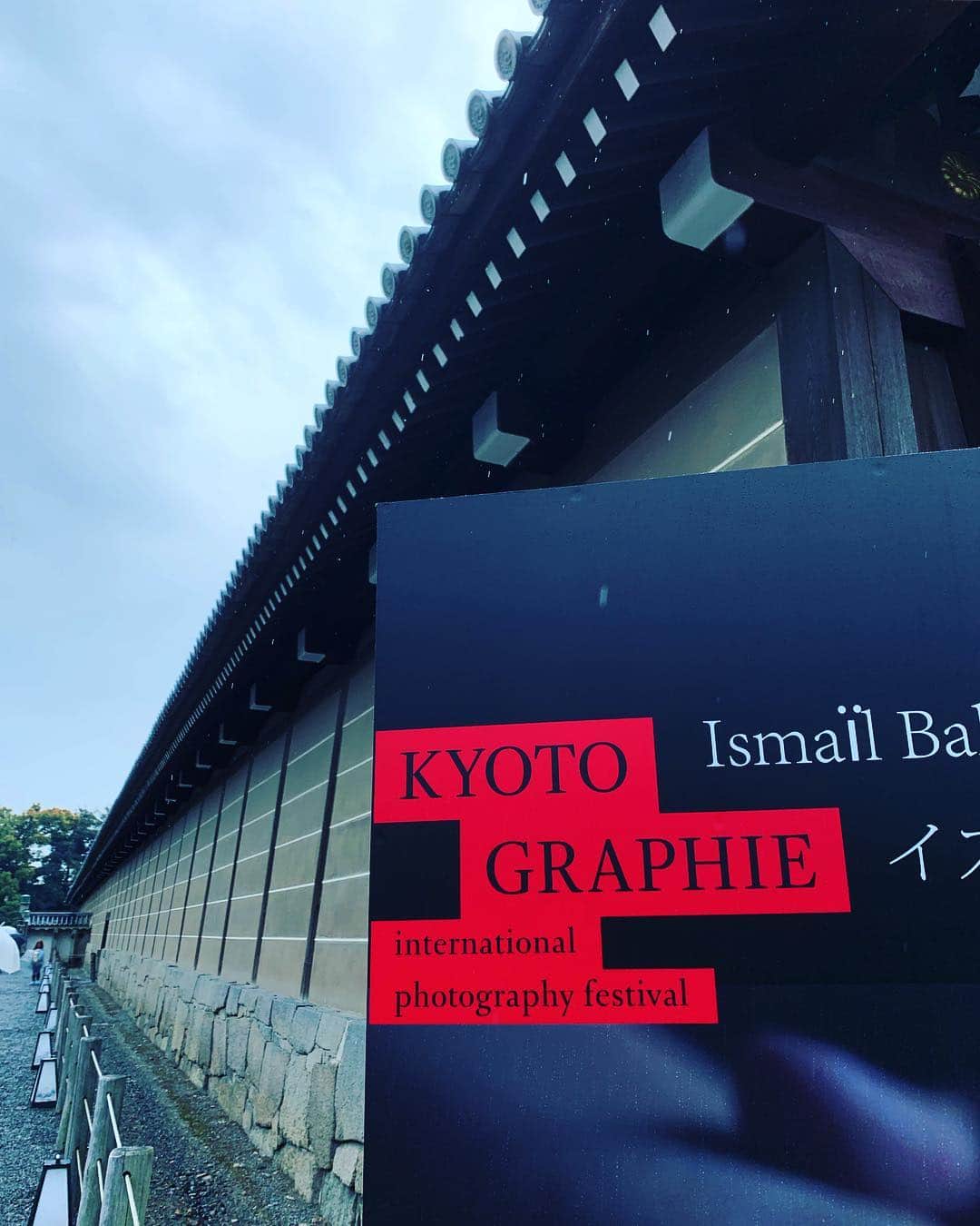 谷川じゅんじさんのインスタグラム写真 - (谷川じゅんじInstagram)「KYOTOGRAPHIE 京都国際写真祭 2019.  雨の京都と写真祭。町の湿度と行き交う人々。いろんな意味でリスペクト。おススメです。#KYOTOGRAPHIE #京都国際写真祭 #artphotography #artfestival #kyotostyle #kyotolife #goodvibesonly #goodneighbors #thisisjapan」4月14日 13時14分 - junjitanigawa