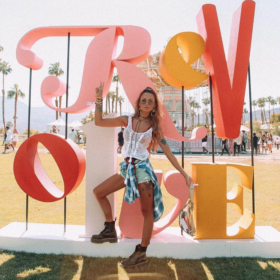 ルー・ティーズデールのインスタグラム：「There’s one festival in the desert rn #revolvefestival 🌵🌻」