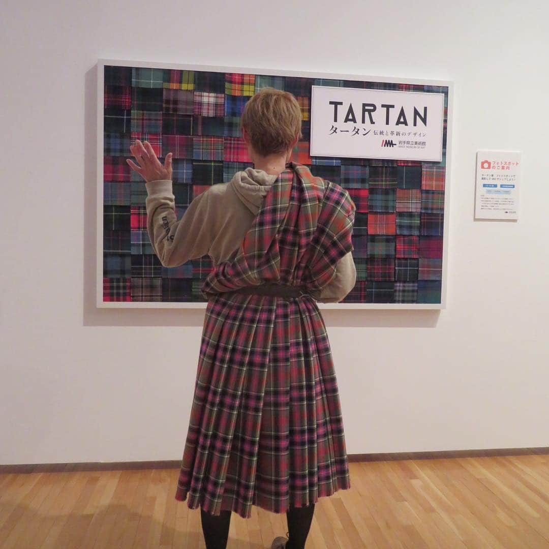 魔女菅原さんのインスタグラム写真 - (魔女菅原Instagram)「タータン展の最後にキルトの着付けコーナーがありまして、プリーツを折るところから一緒に着付けてもらいました。 ぜひ行ってやってみてください！ タータンはピンクとグリーンから選べるのでコーディネートを完璧にして臨むもよしです。着付けてくださった監視員のお嬢さんからいろんな蘊蓄を伺えるのも楽しい。 この写真も撮って頂きました。  #タータン展 #岩手県立美術館 #魔女菅原」4月14日 13時22分 - hatsuyosugawara