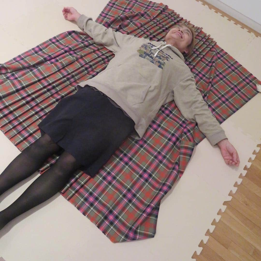 魔女菅原さんのインスタグラム写真 - (魔女菅原Instagram)「タータン展の最後にキルトの着付けコーナーがありまして、プリーツを折るところから一緒に着付けてもらいました。 ぜひ行ってやってみてください！ タータンはピンクとグリーンから選べるのでコーディネートを完璧にして臨むもよしです。着付けてくださった監視員のお嬢さんからいろんな蘊蓄を伺えるのも楽しい。 この写真も撮って頂きました。  #タータン展 #岩手県立美術館 #魔女菅原」4月14日 13時22分 - hatsuyosugawara